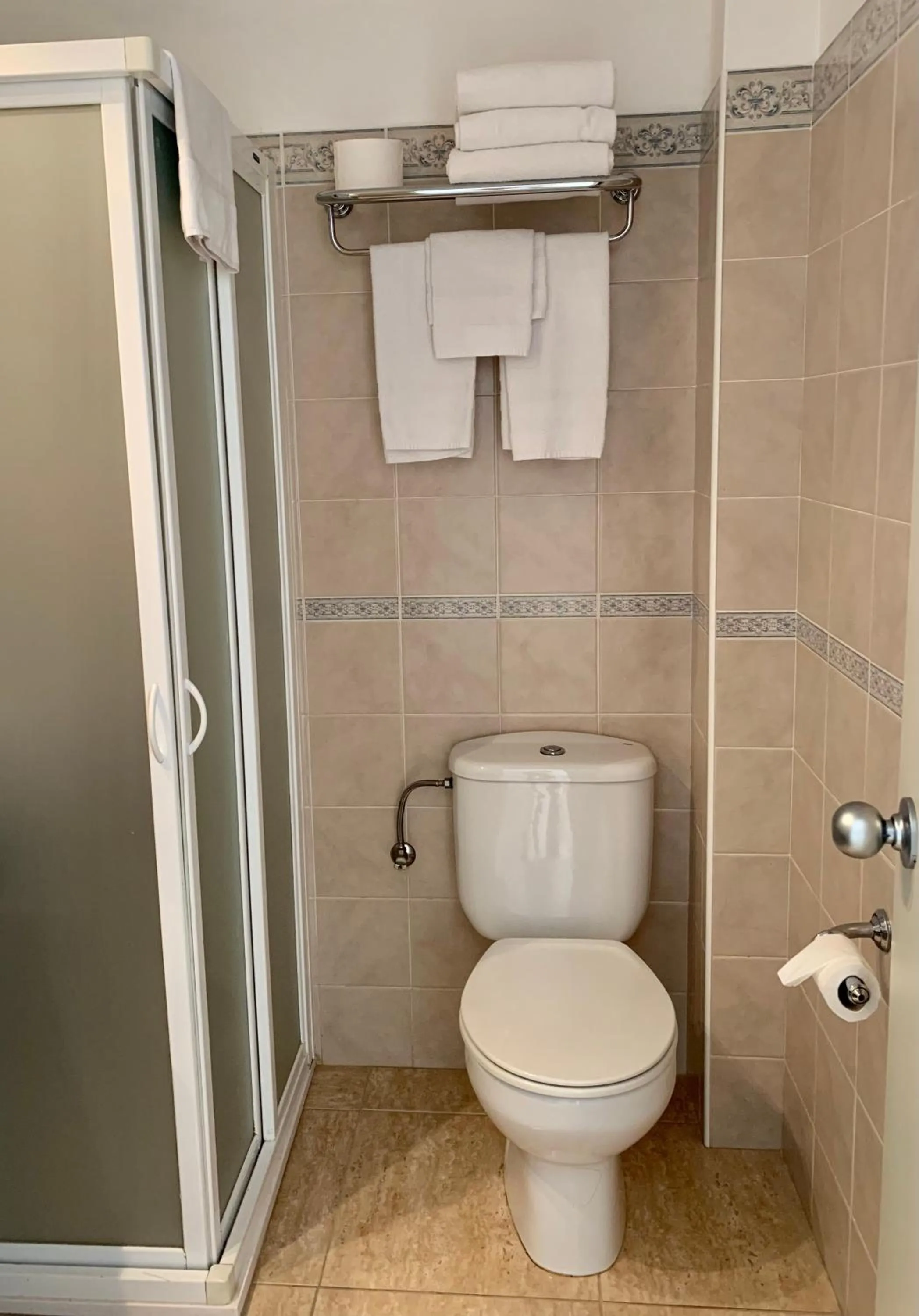 Shower in Hotel Jeni & Restaurant