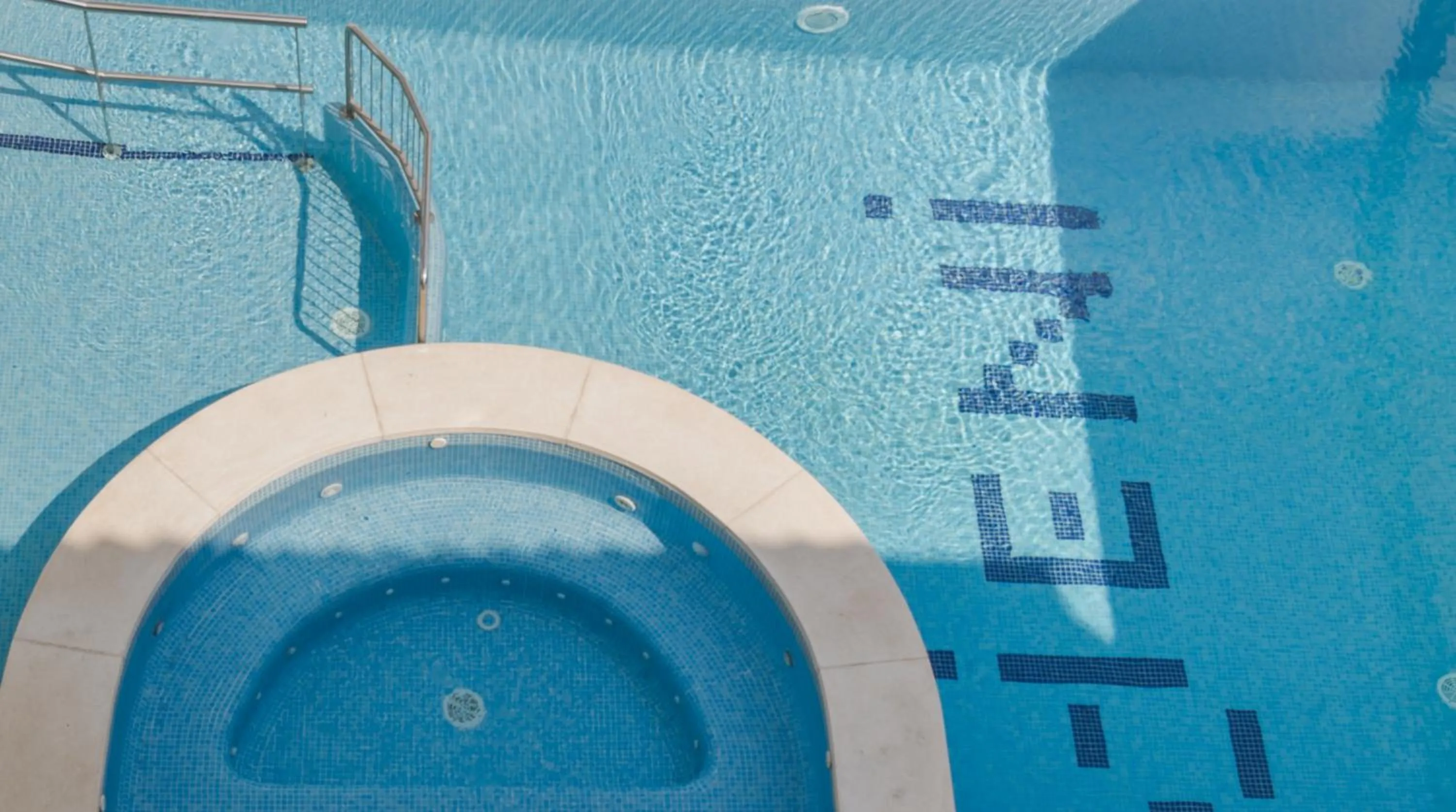 Hot Tub in Hotel Jeni & Restaurant