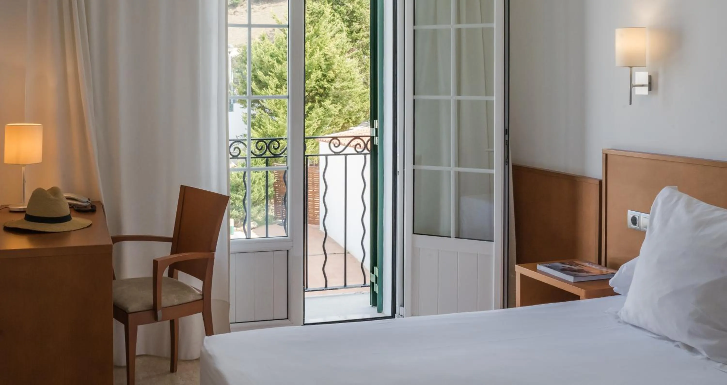 Balcony/Terrace, Bed in Hotel Jeni & Restaurant