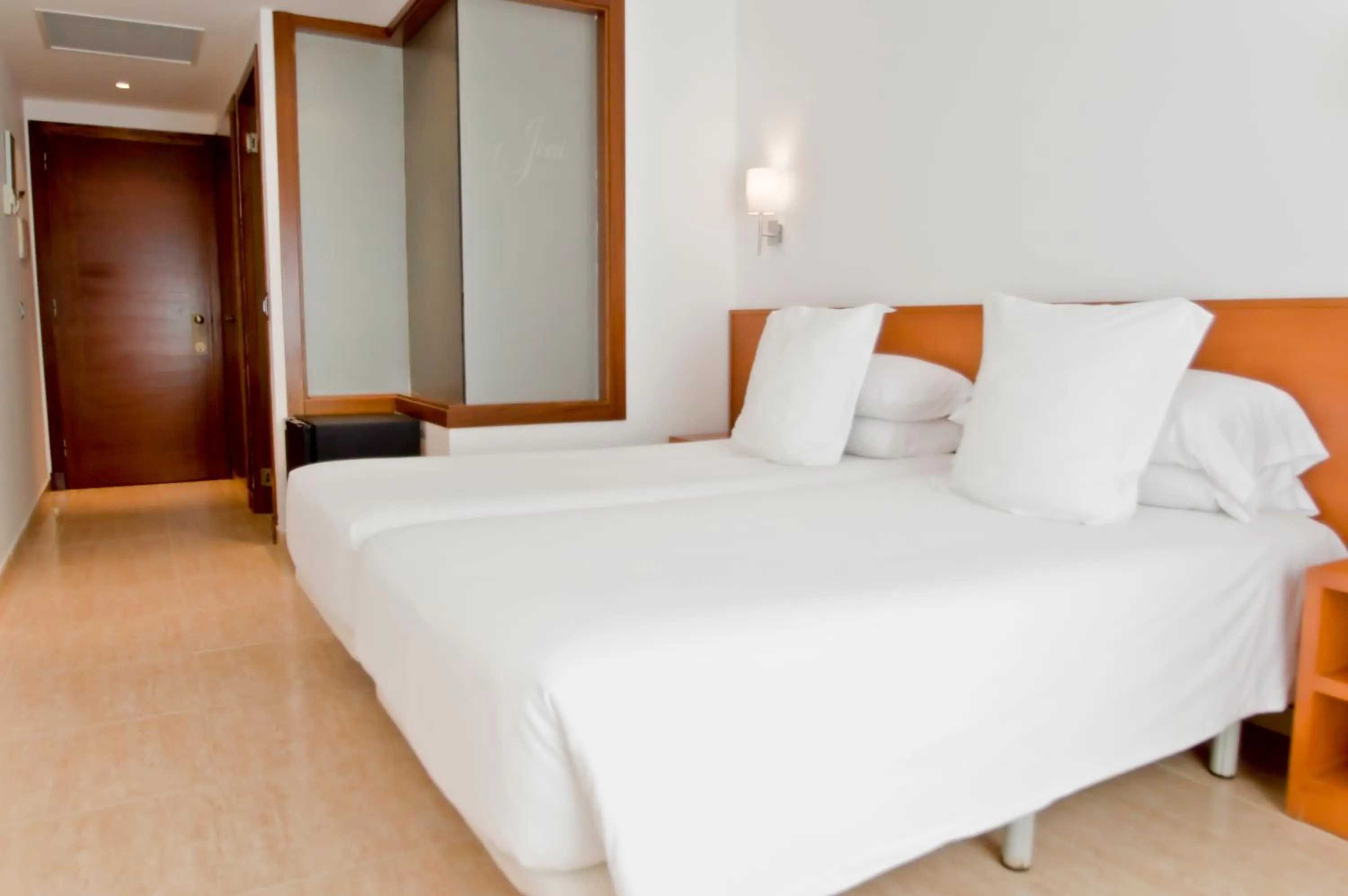 Photo of the whole room, Bed in Hotel Jeni & Restaurant