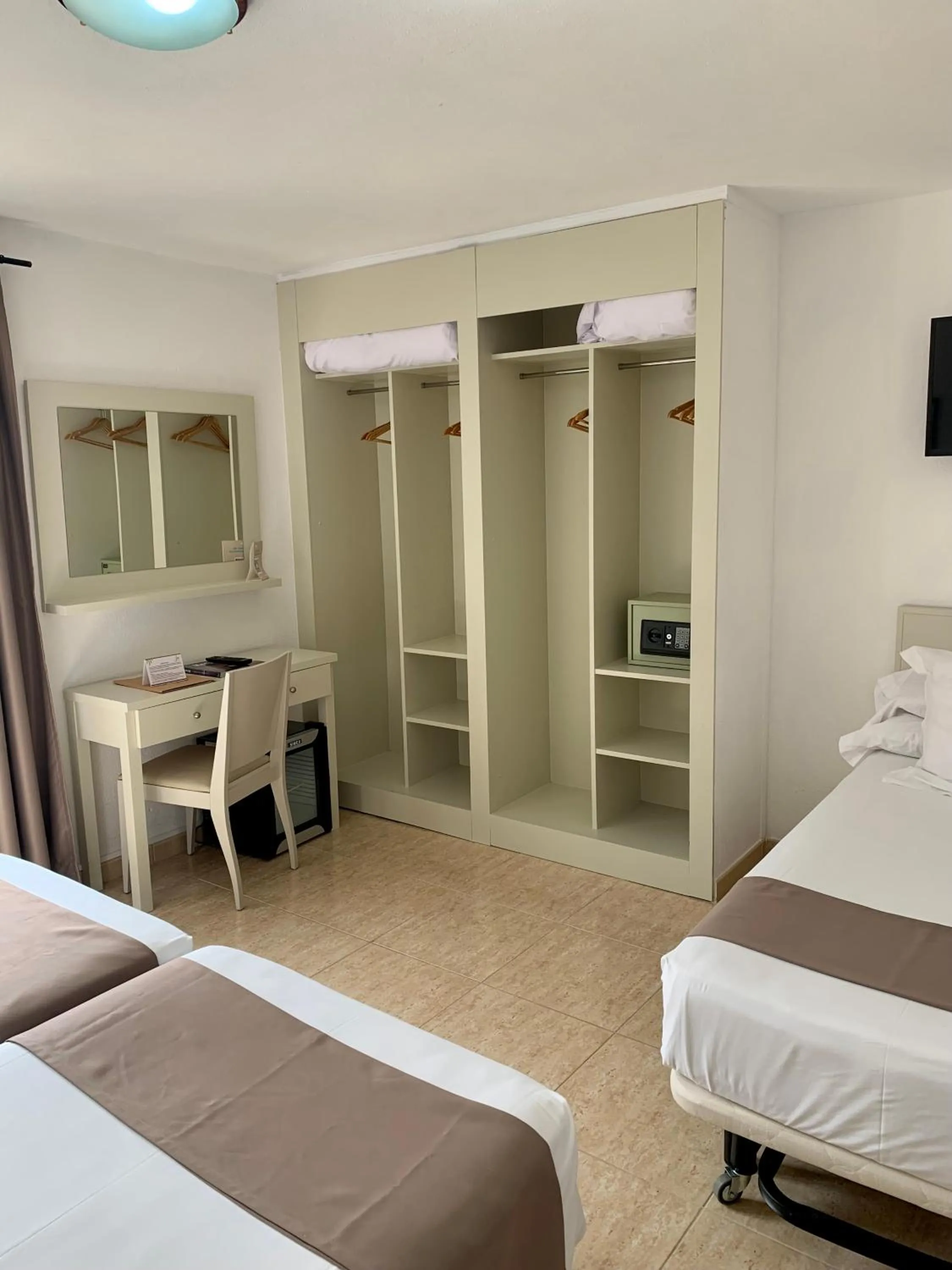 Bed in Hotel Jeni & Restaurant