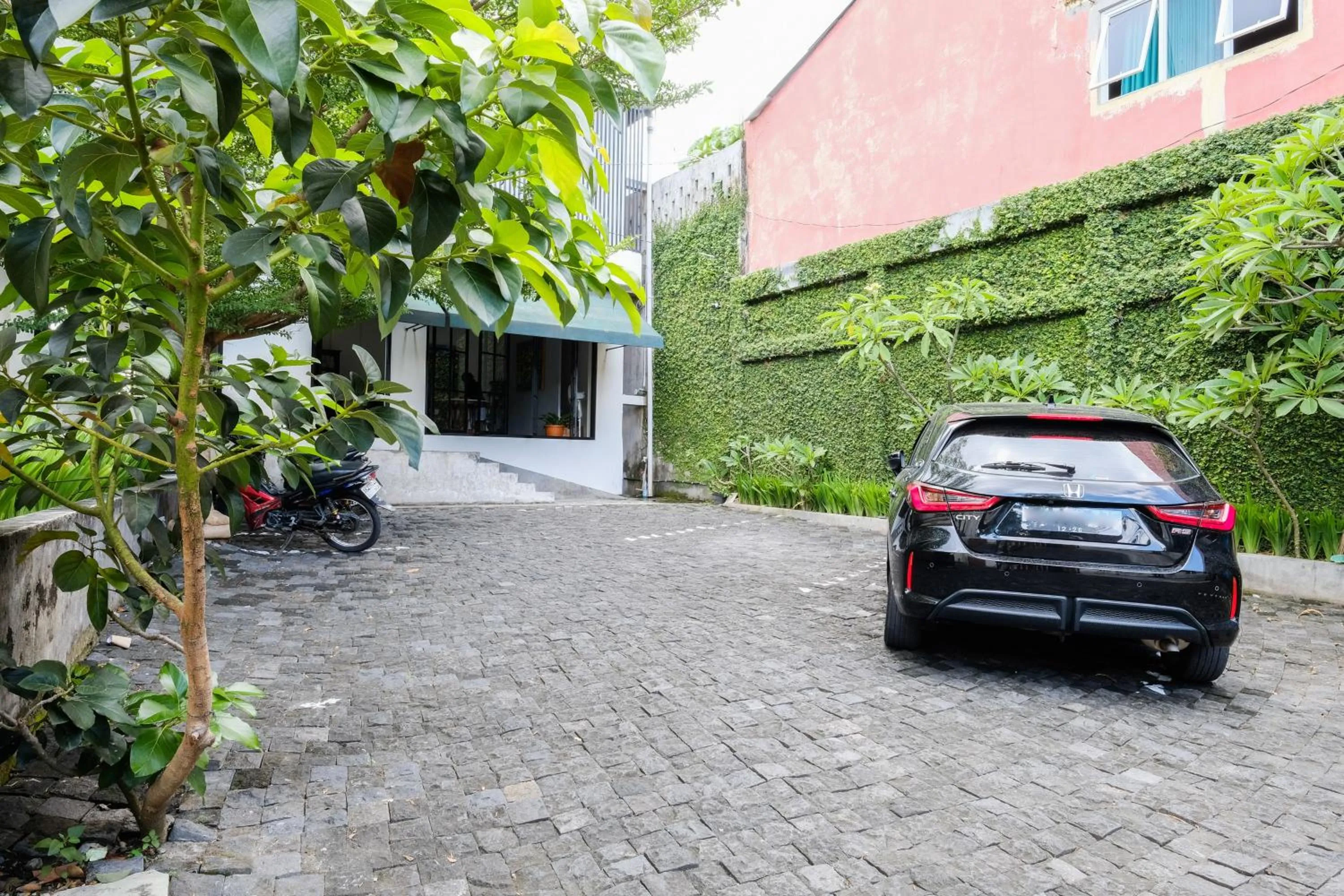Parking in Urbanview Code Riverstay Yogyakarta
