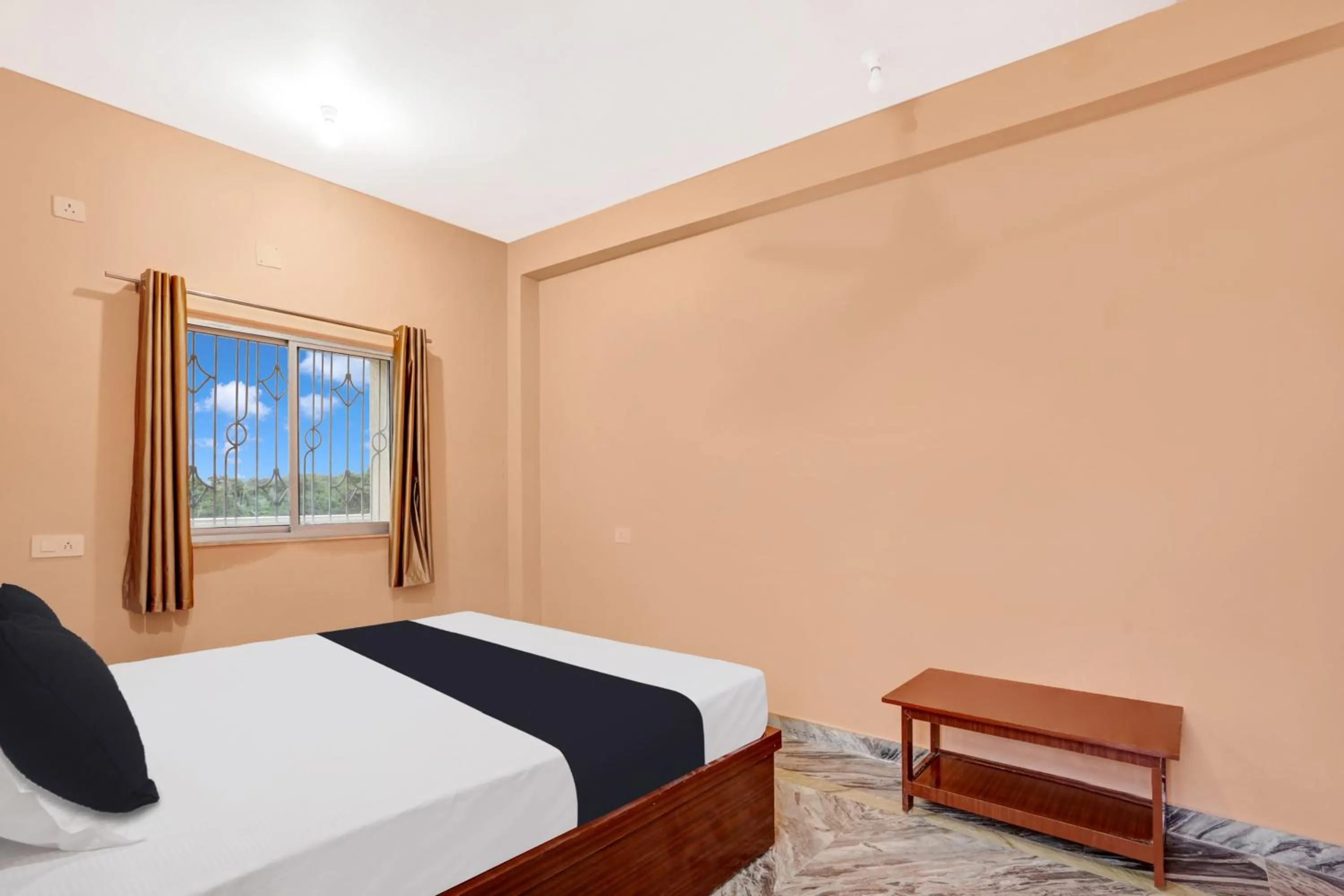 Facade/entrance, Bed in Hotel O Mayur Residency