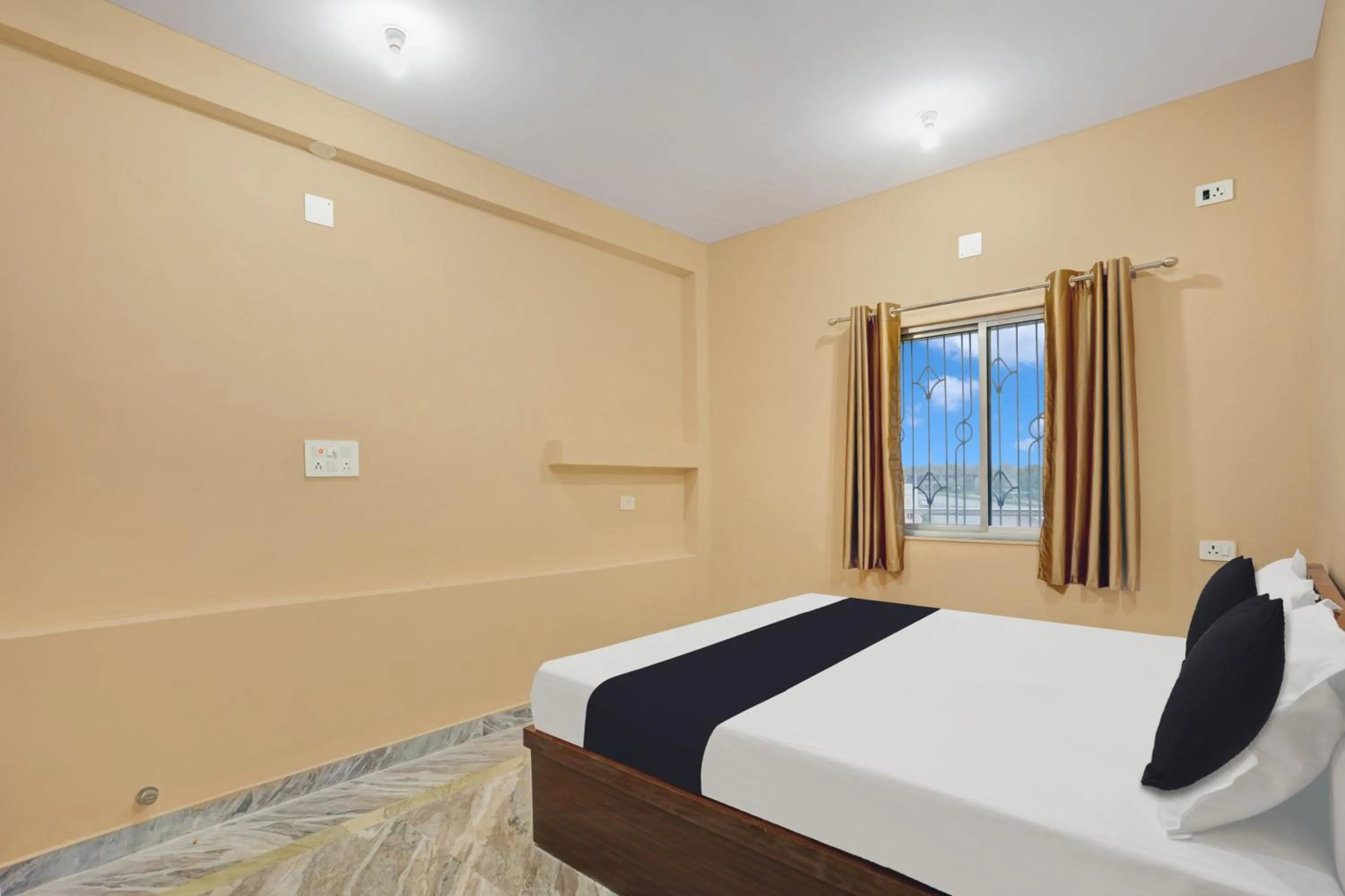 Bathroom, Bed in Hotel O Mayur Residency