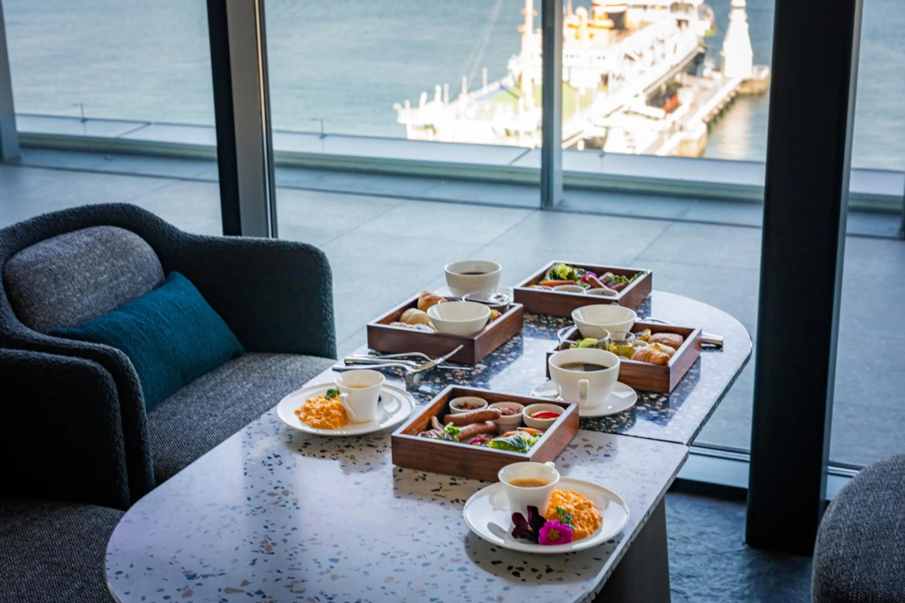 Lounge or bar in The Gate Hotel Yokohama by Hulic