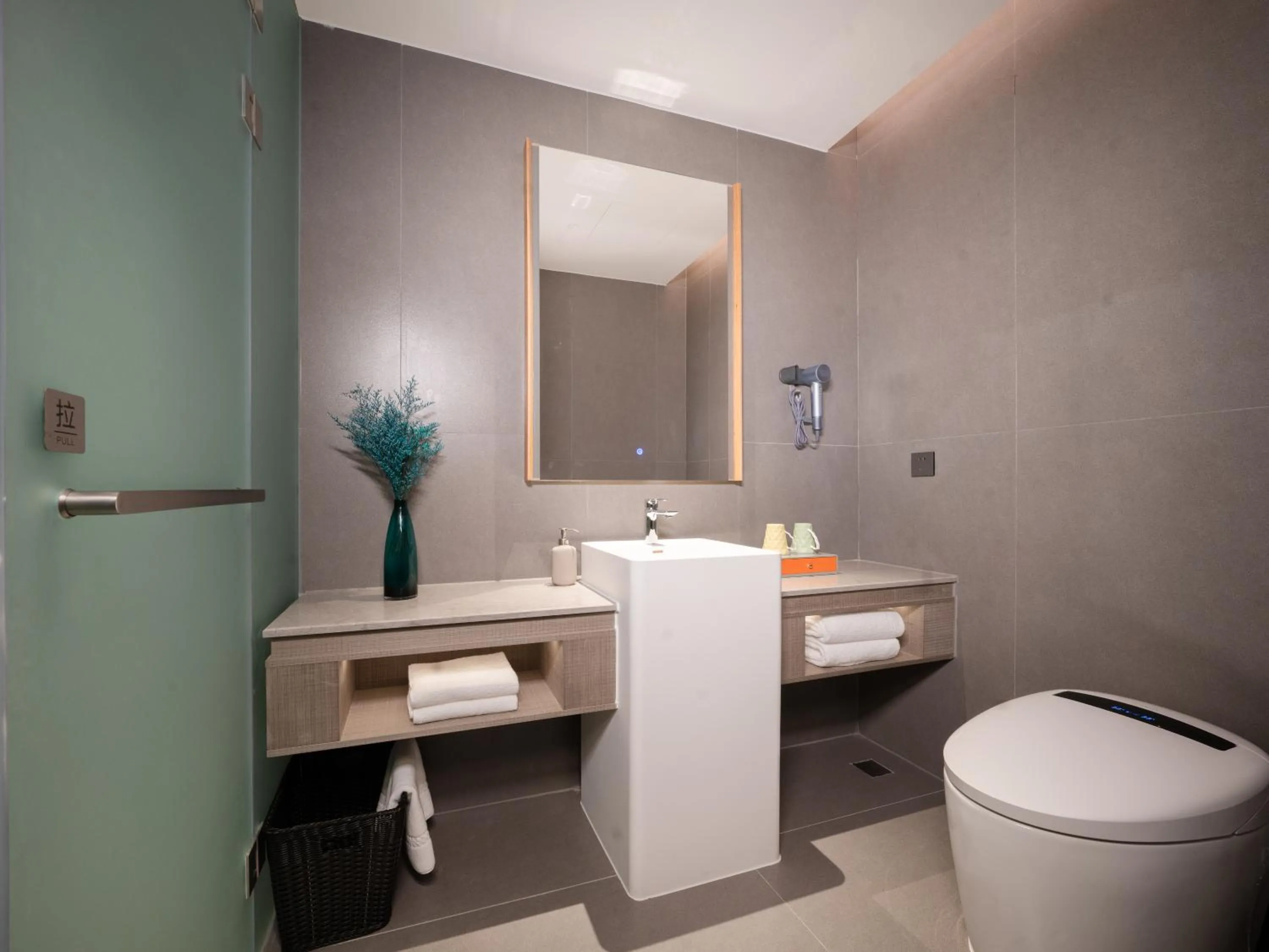 Toilet in Pagoda Hotel Hangzhou Zijingang