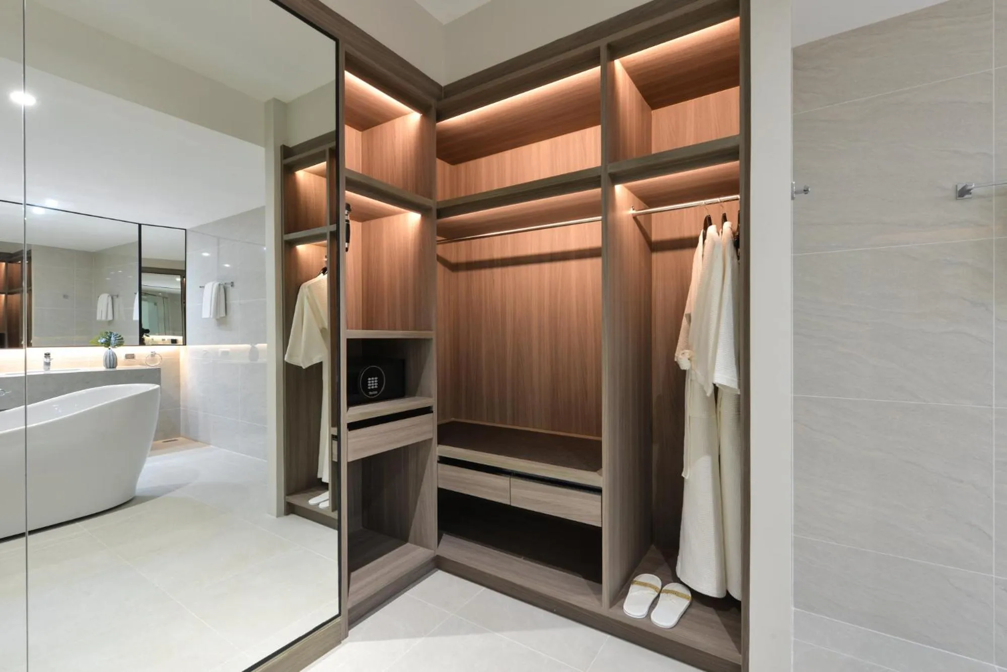 wardrobe in GM Estate Hotel and Executive Apartments, Bangkok Sukhumvit 20