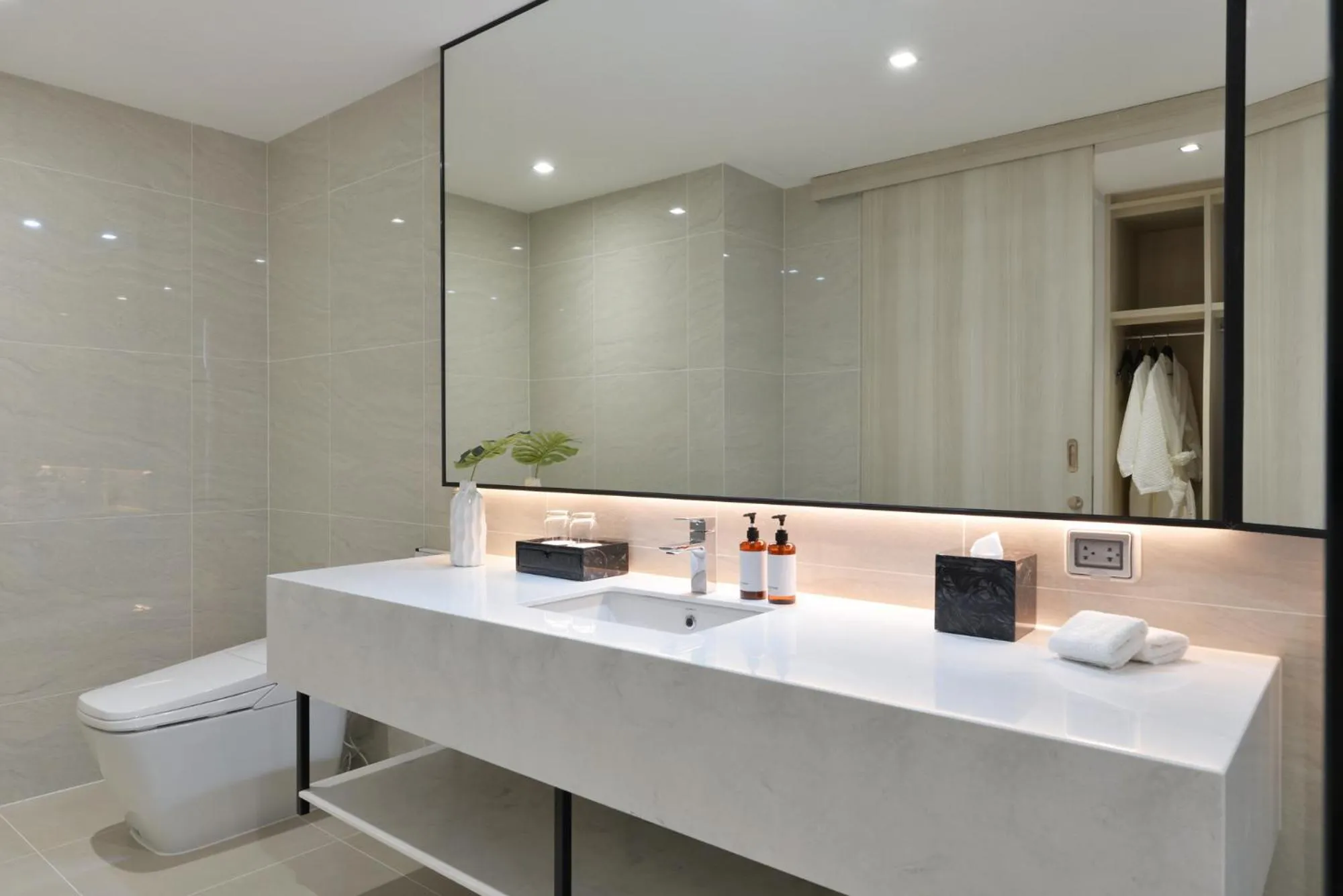 Toilet in GM Estate Hotel and Executive Apartments, Bangkok Sukhumvit 20