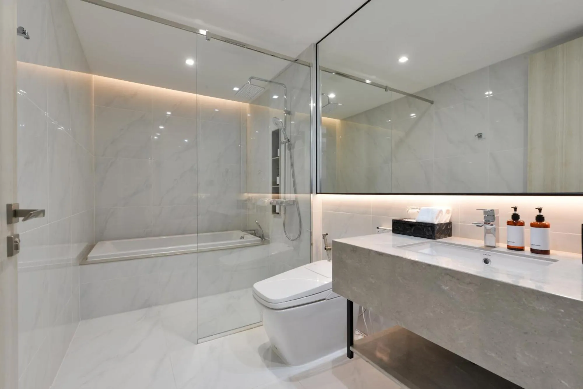 Bathroom in GM Estate Hotel and Executive Apartments, Bangkok Sukhumvit 20