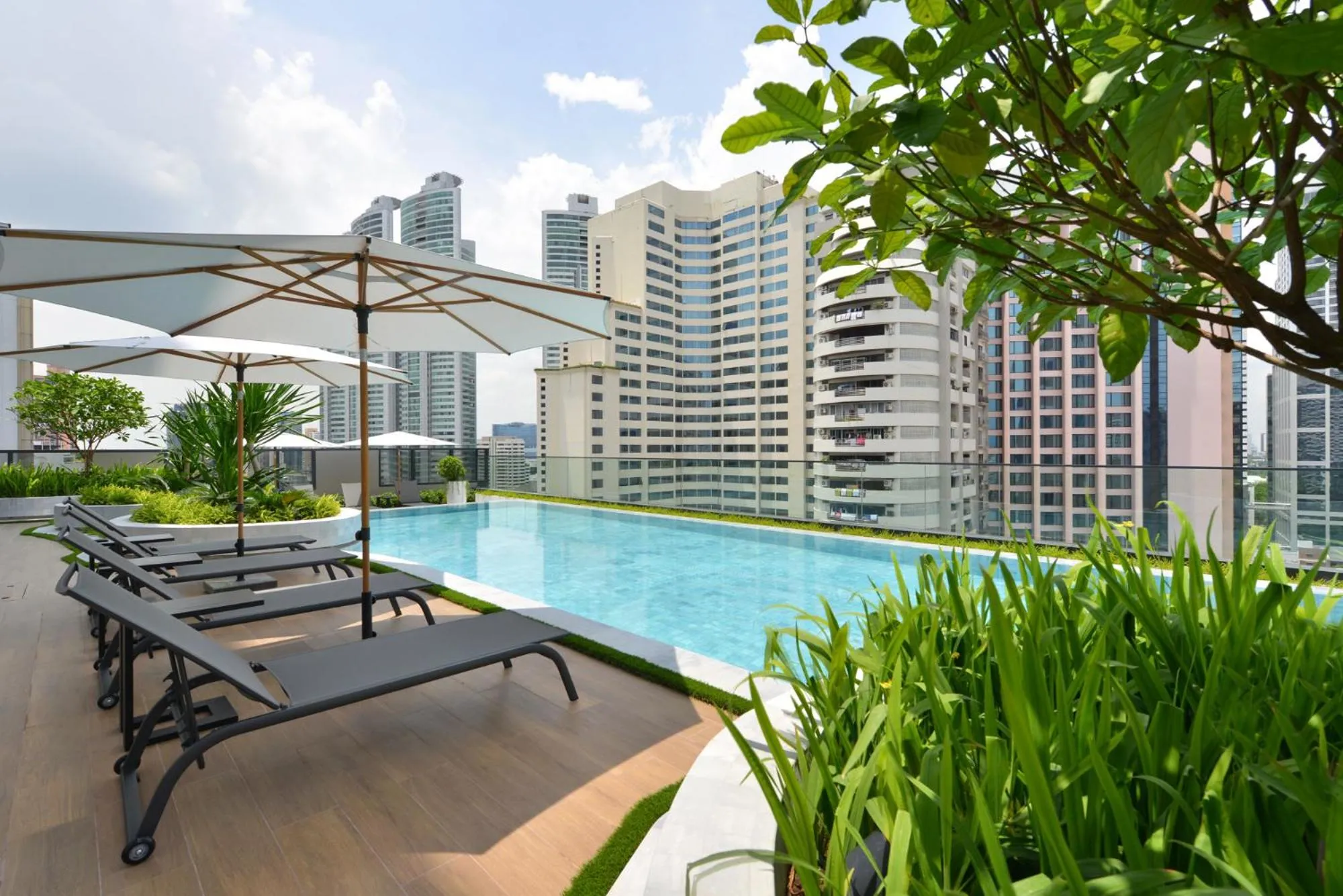 Swimming pool in GM Estate Hotel and Executive Apartments, Bangkok Sukhumvit 20
