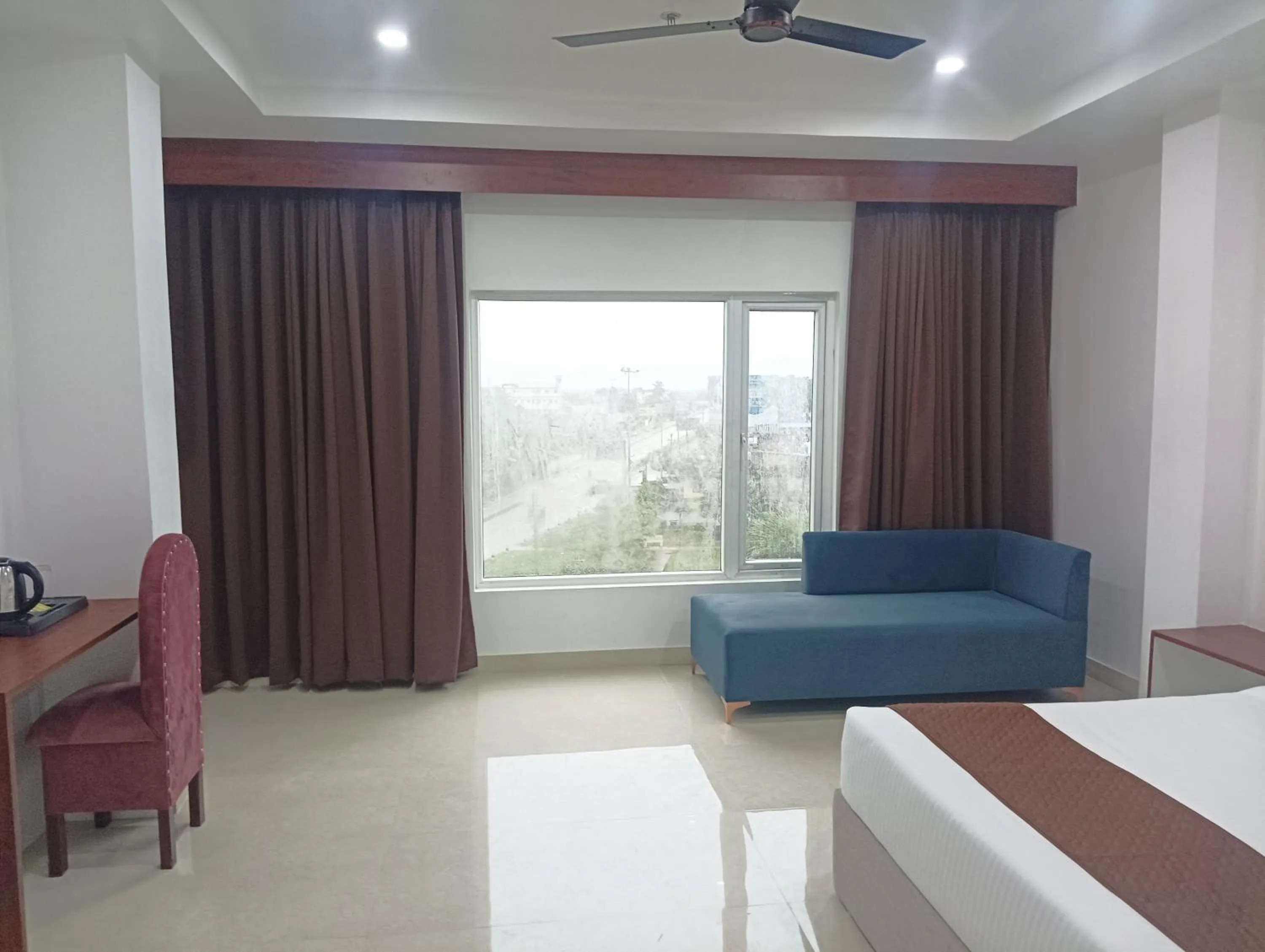 Living room, Bed in Hotel RKD Inn