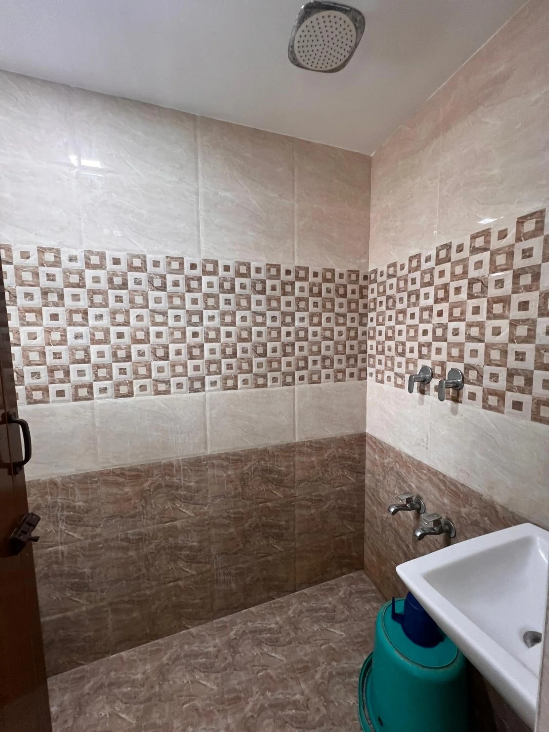 Shower in Hotel Safra