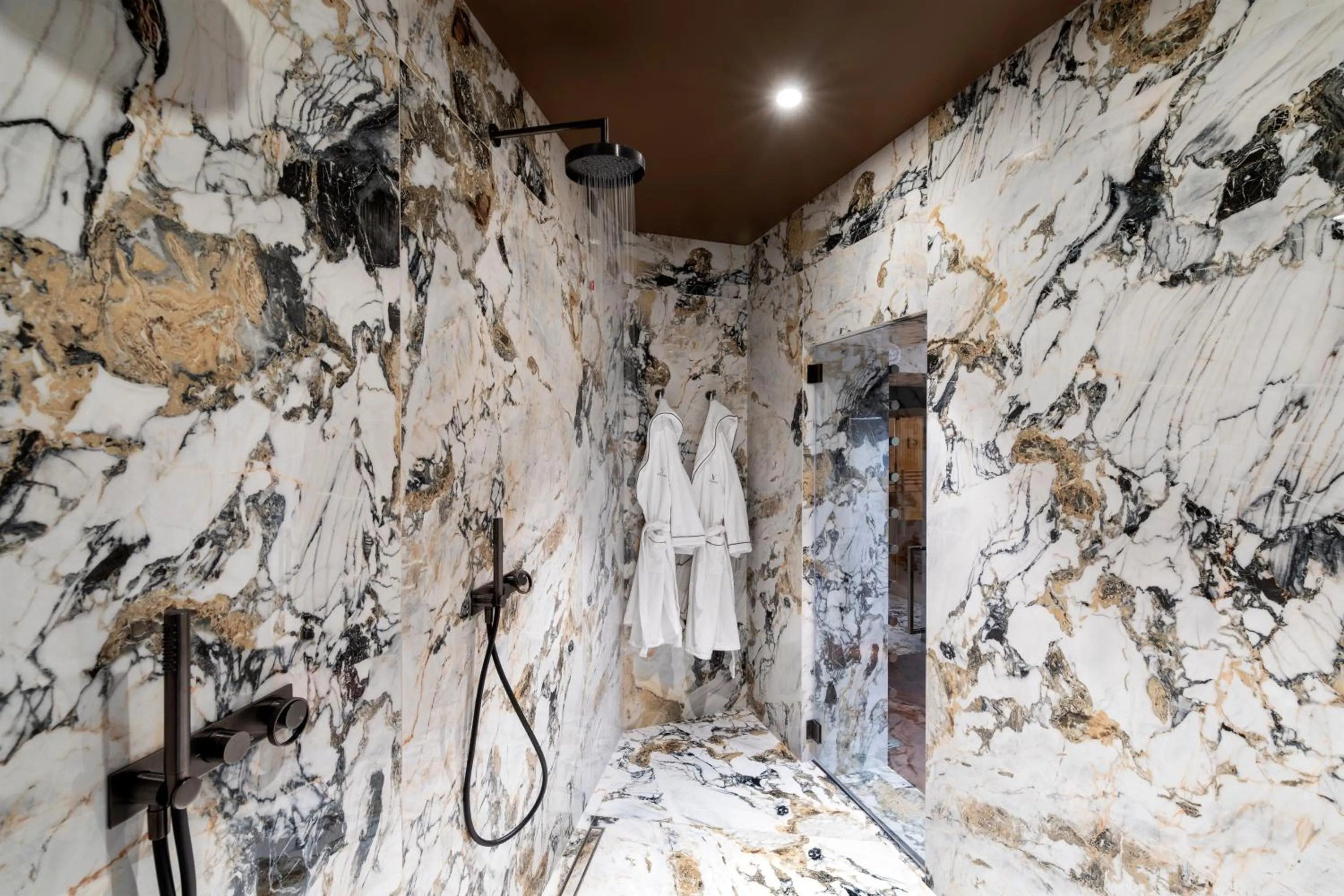 Shower in AF Duomo - Milano Luxury Suites