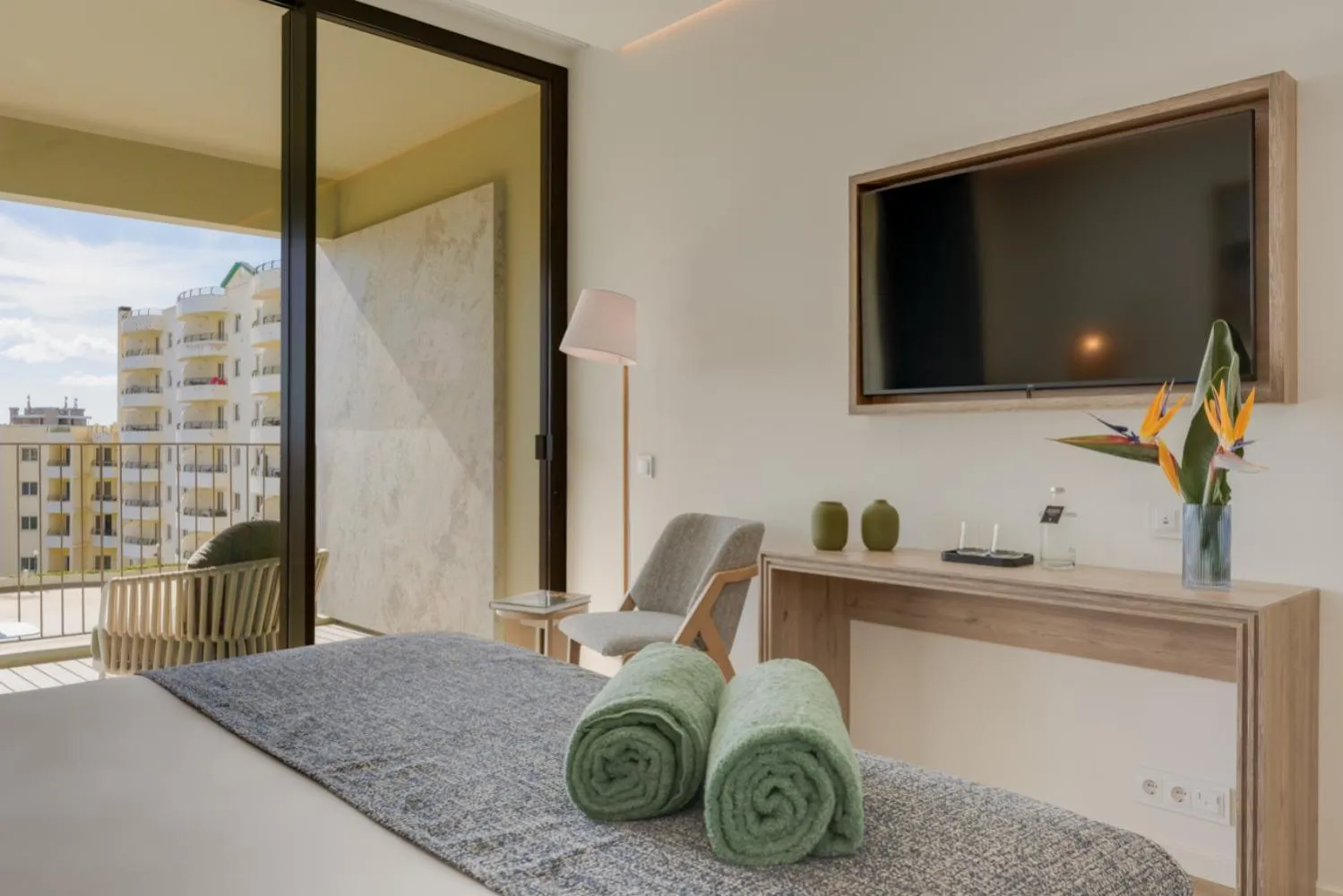 Area and facilities, Bed in The Editory Ocean Way Funchal