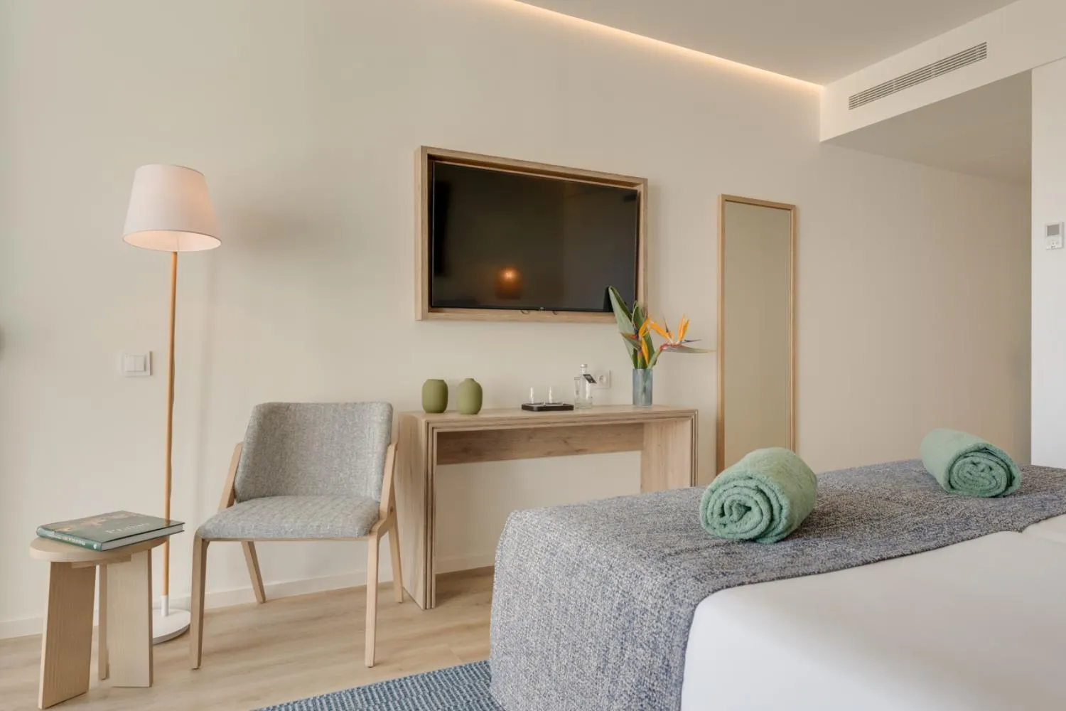 Photo of the whole room, Bed in The Editory Ocean Way Funchal