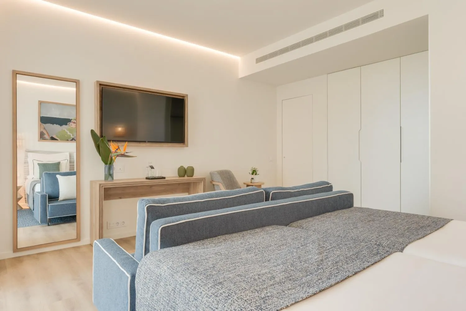 Seating area, Bed in The Editory Ocean Way Funchal