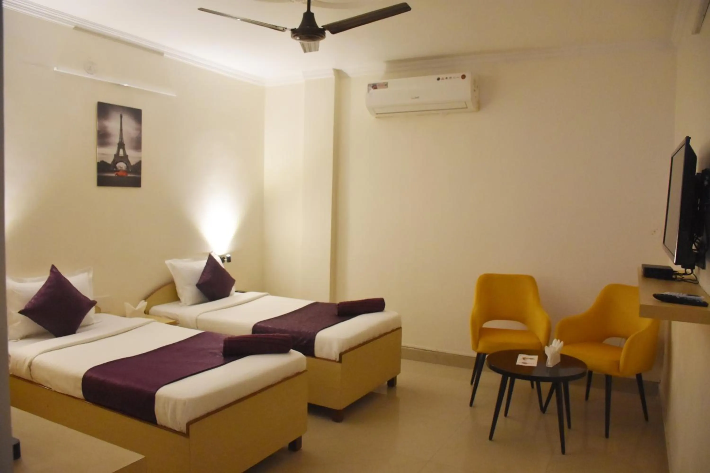 Bedroom, Bed in Date Palm Hotel