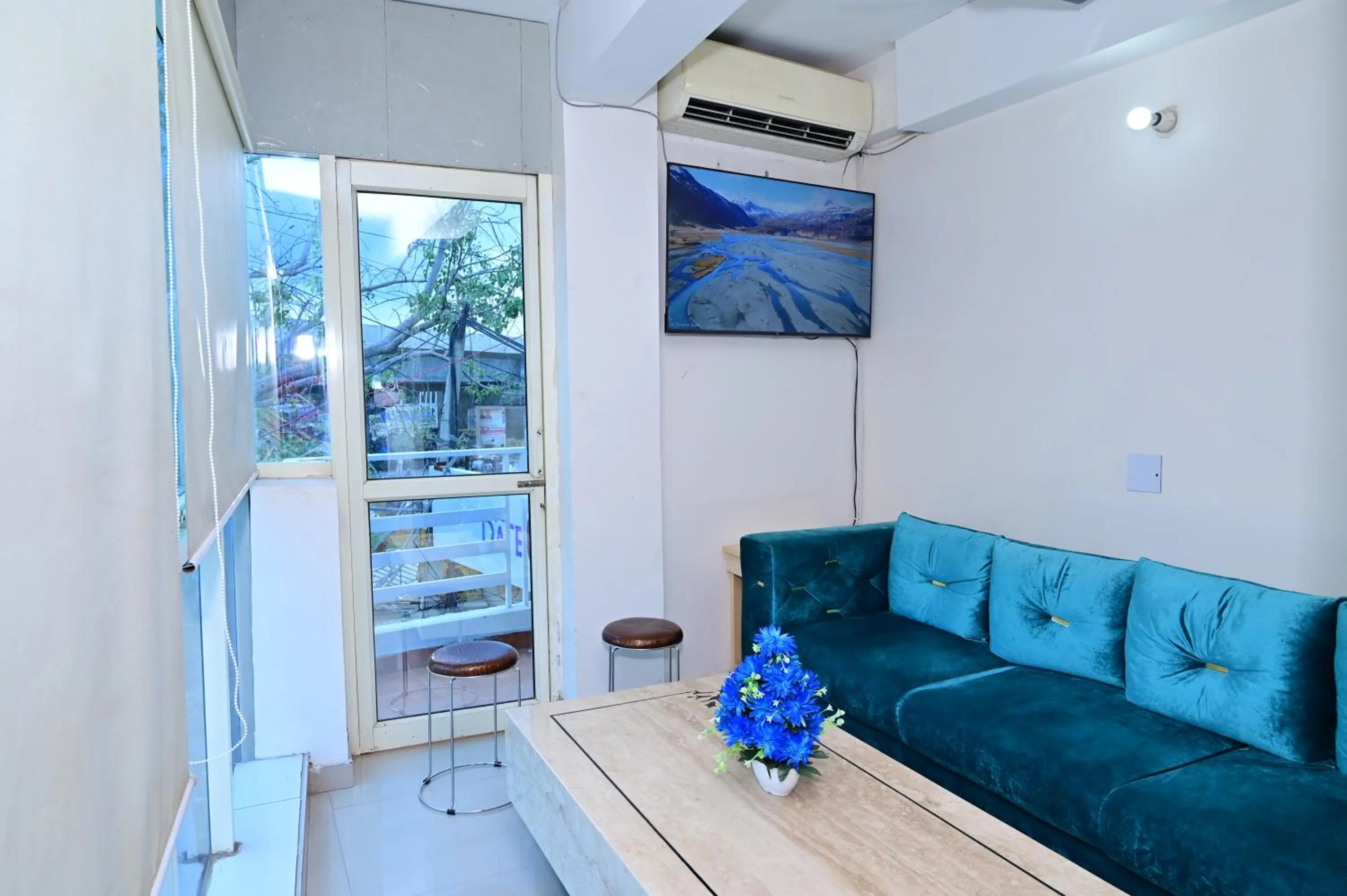 Communal lounge/ TV room in Date Palm Hotel