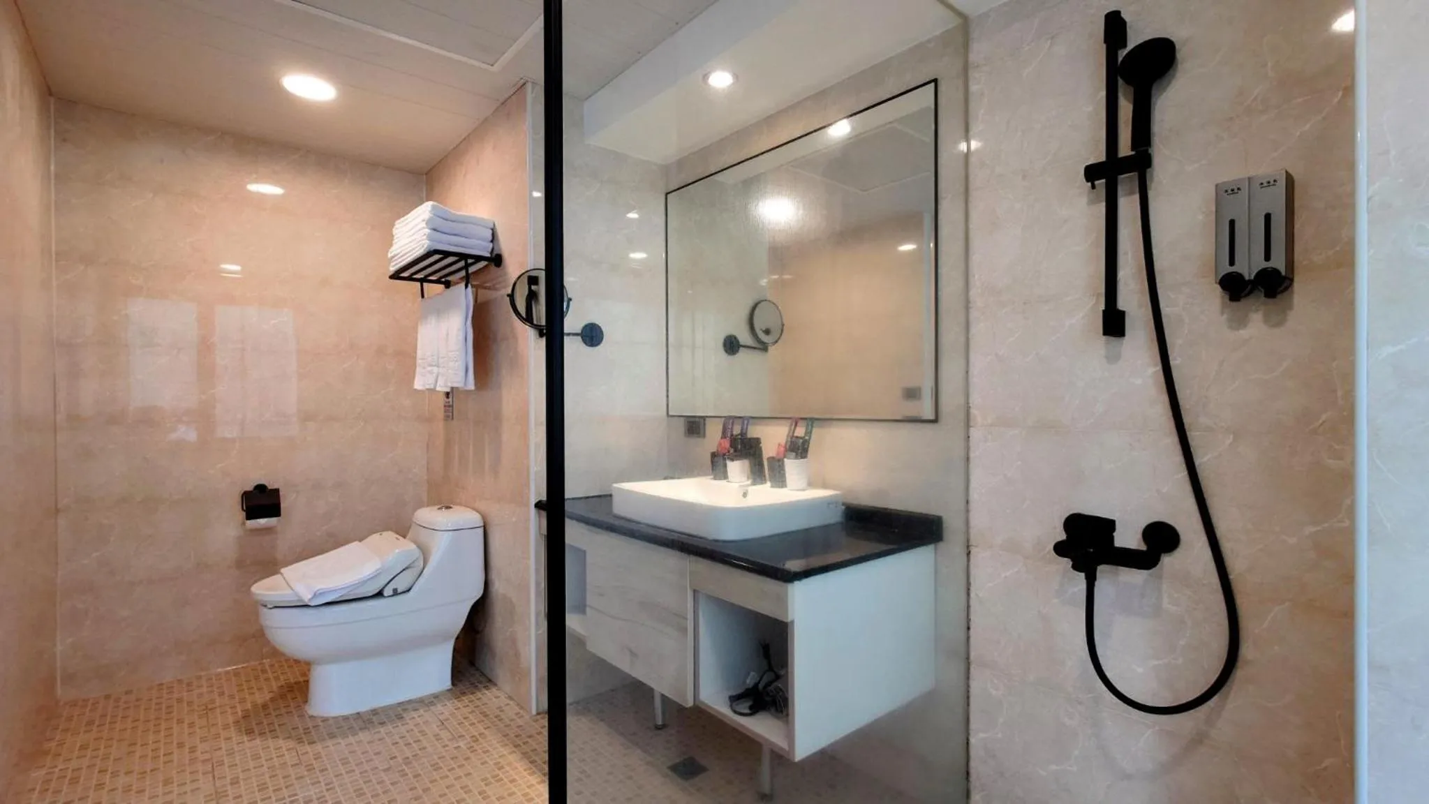 Shower in Hub Hotel Taichung Wenxin