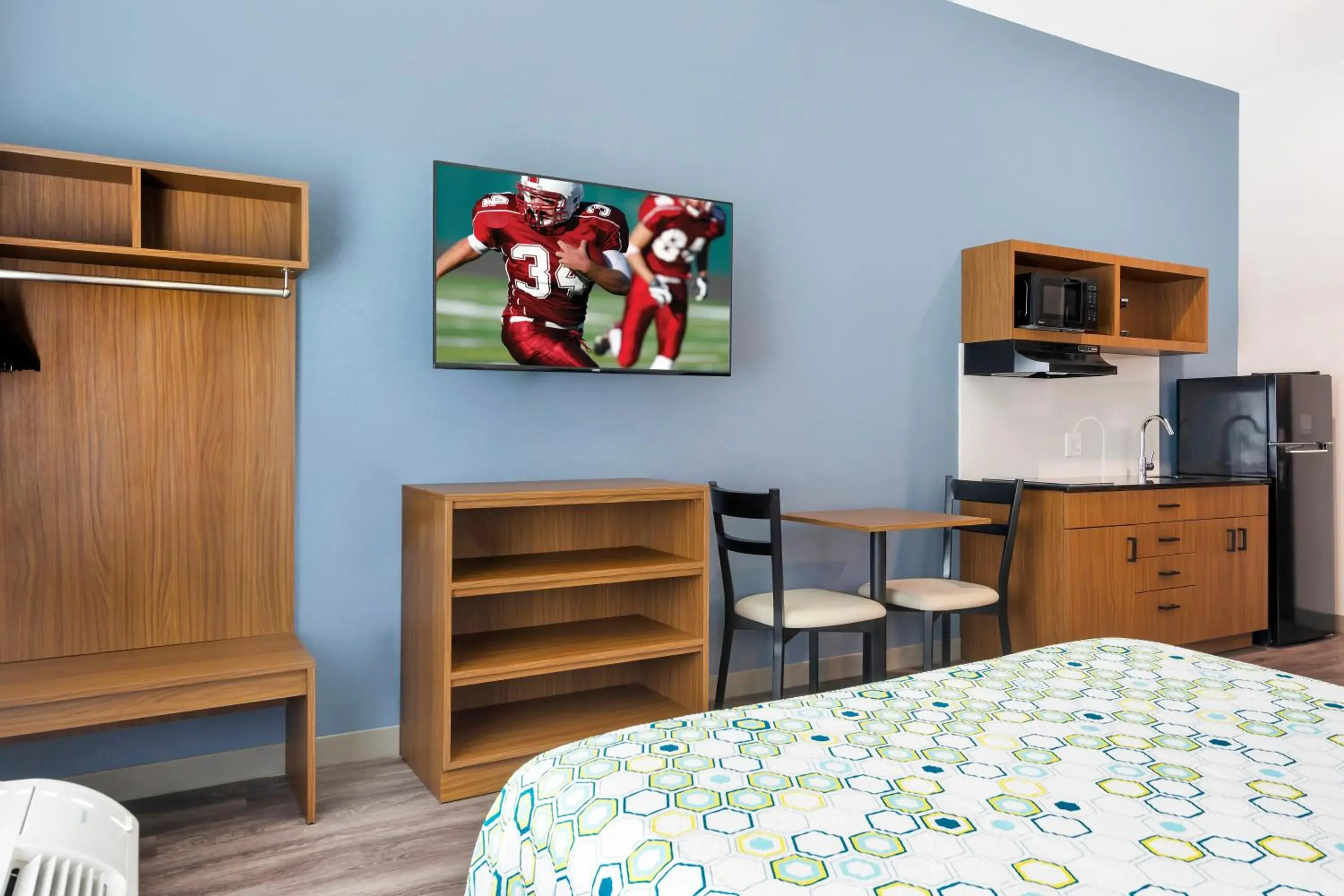 Studio Queen Room Disability Access Roll-In Shower Non-Smoking in HomeTowne Studios by Red Roof Tampa - Airport Studio Queen Room Disability Access Roll-In Shower Non-Smoking in HomeTowne Studios by Red Roof Tampa - Airport