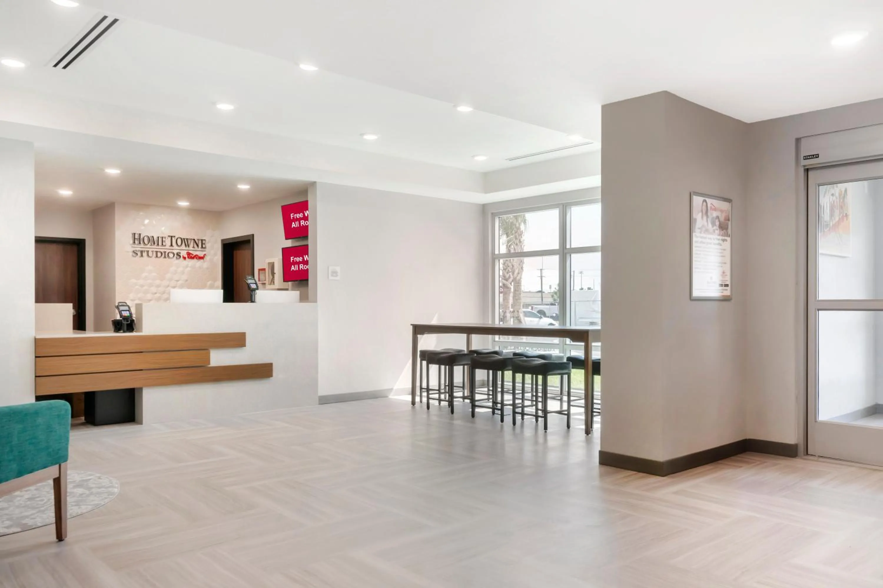 Lobby or reception in HomeTowne Studios by Red Roof Tampa - Airport