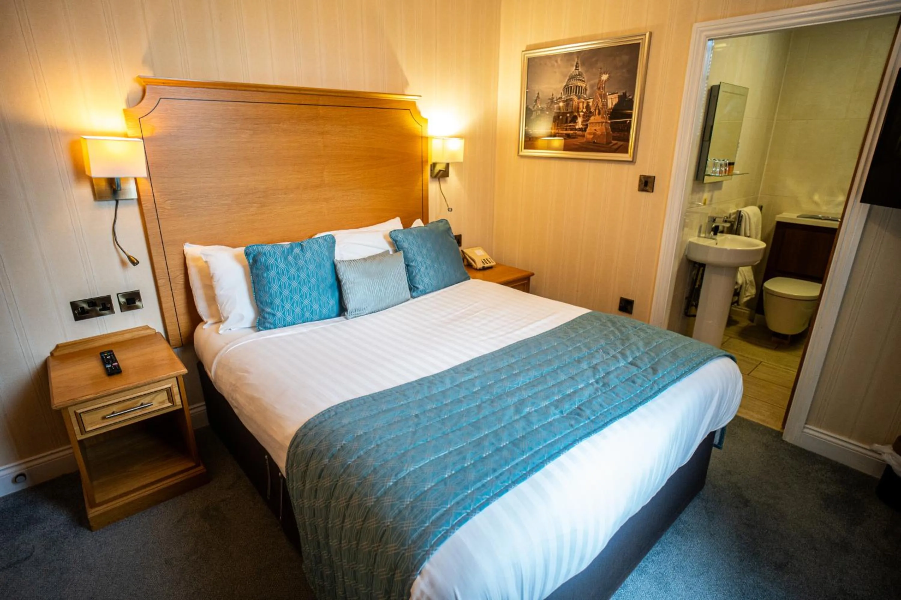 Bedroom, Bed in Park Hall Hotel and Spa Wolverhampton