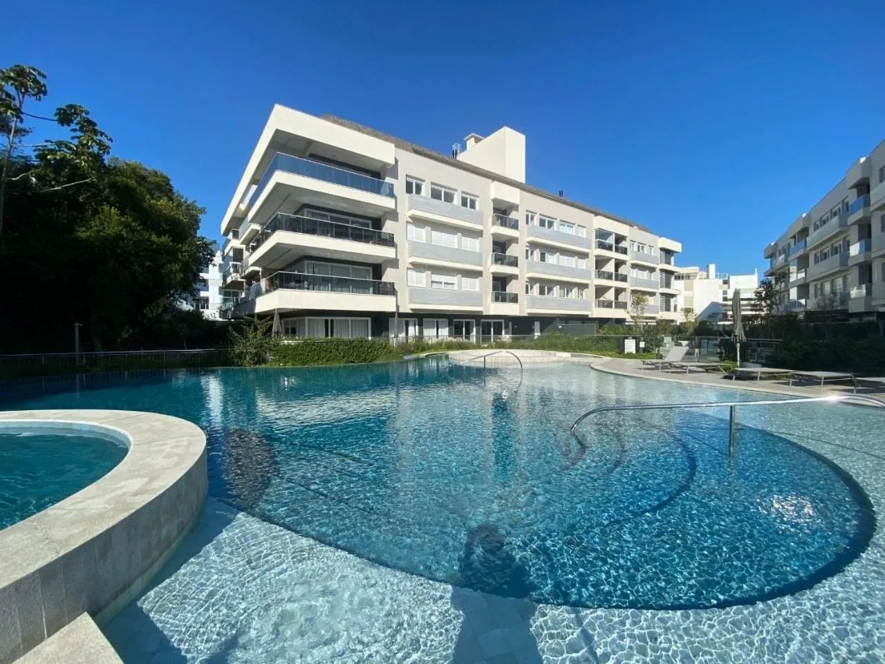 Jurere Perfeição em cada Detalhe com Linda Piscina