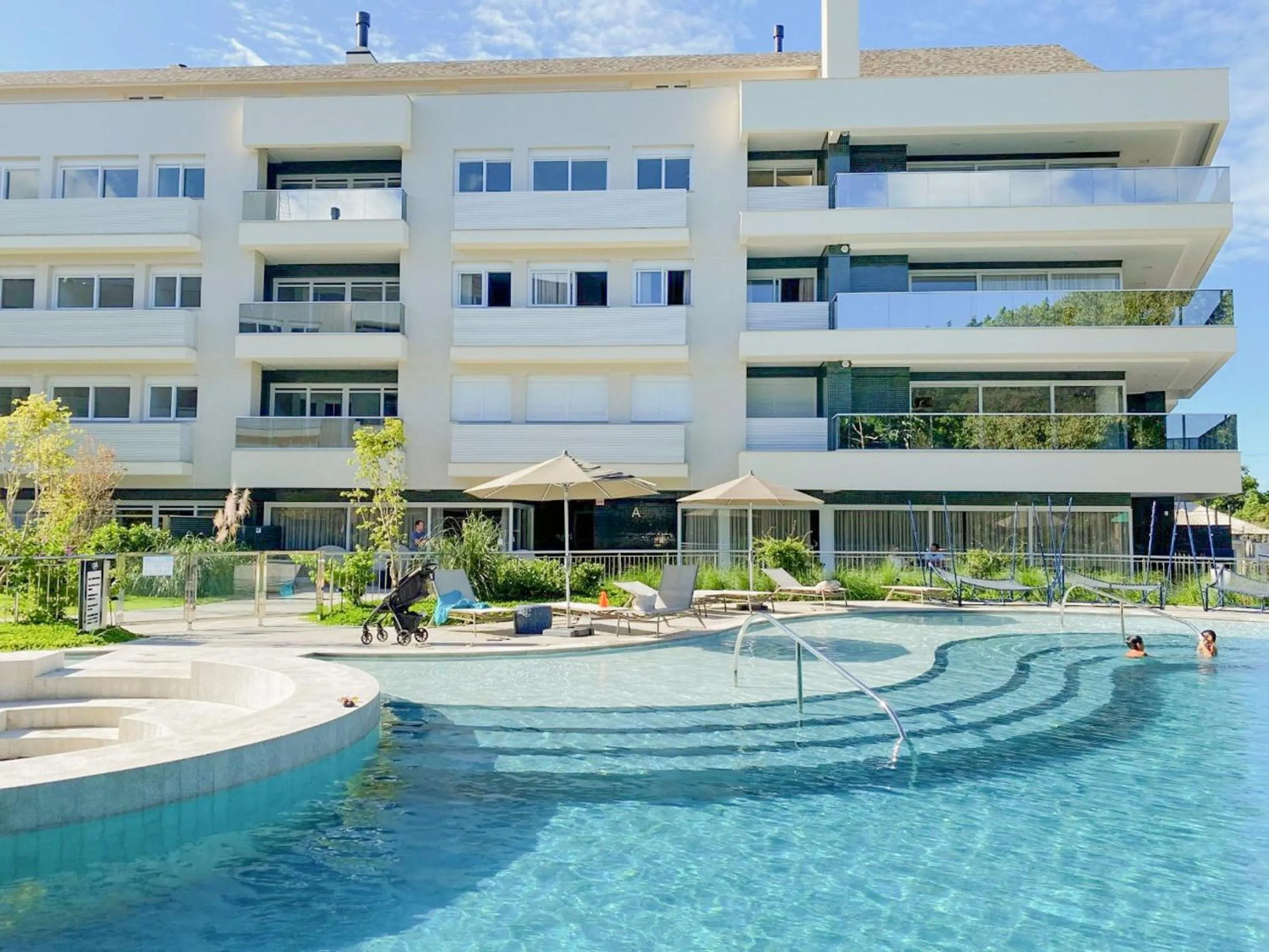 Jurere Perfeição em cada Detalhe com Linda Piscina