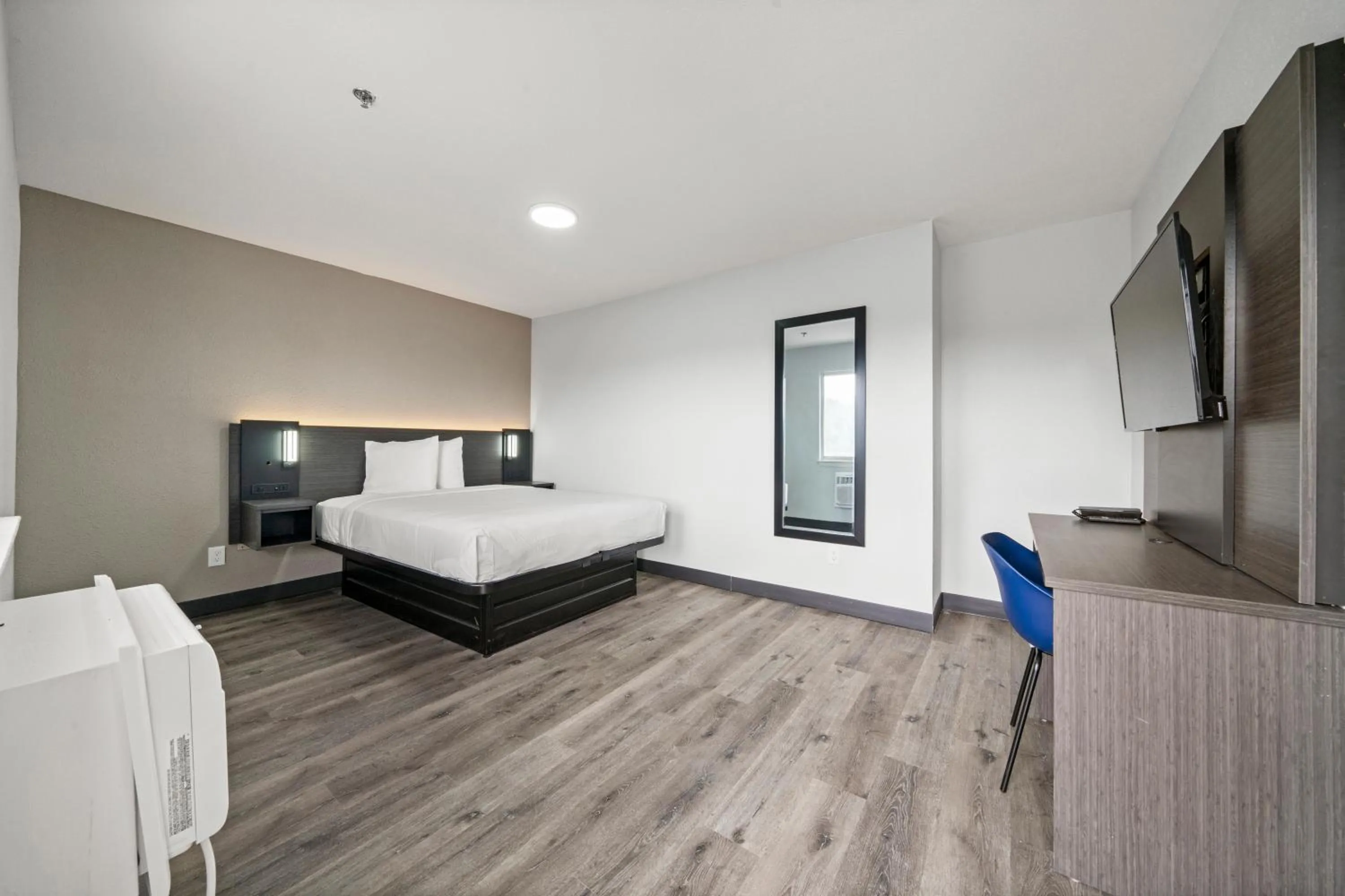 Bed in Efficiency Lodge Columbus