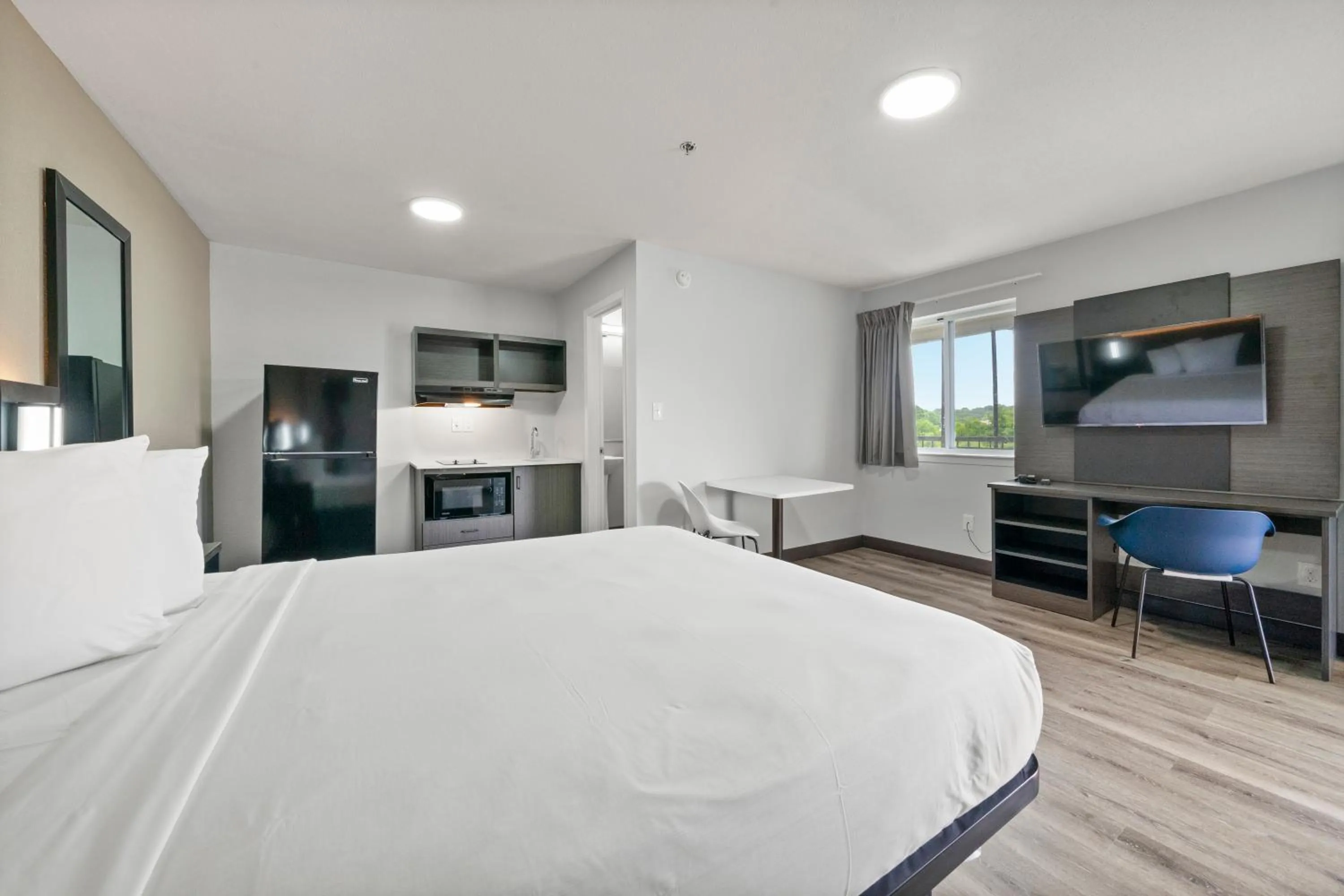 Bed in Efficiency Lodge Columbus