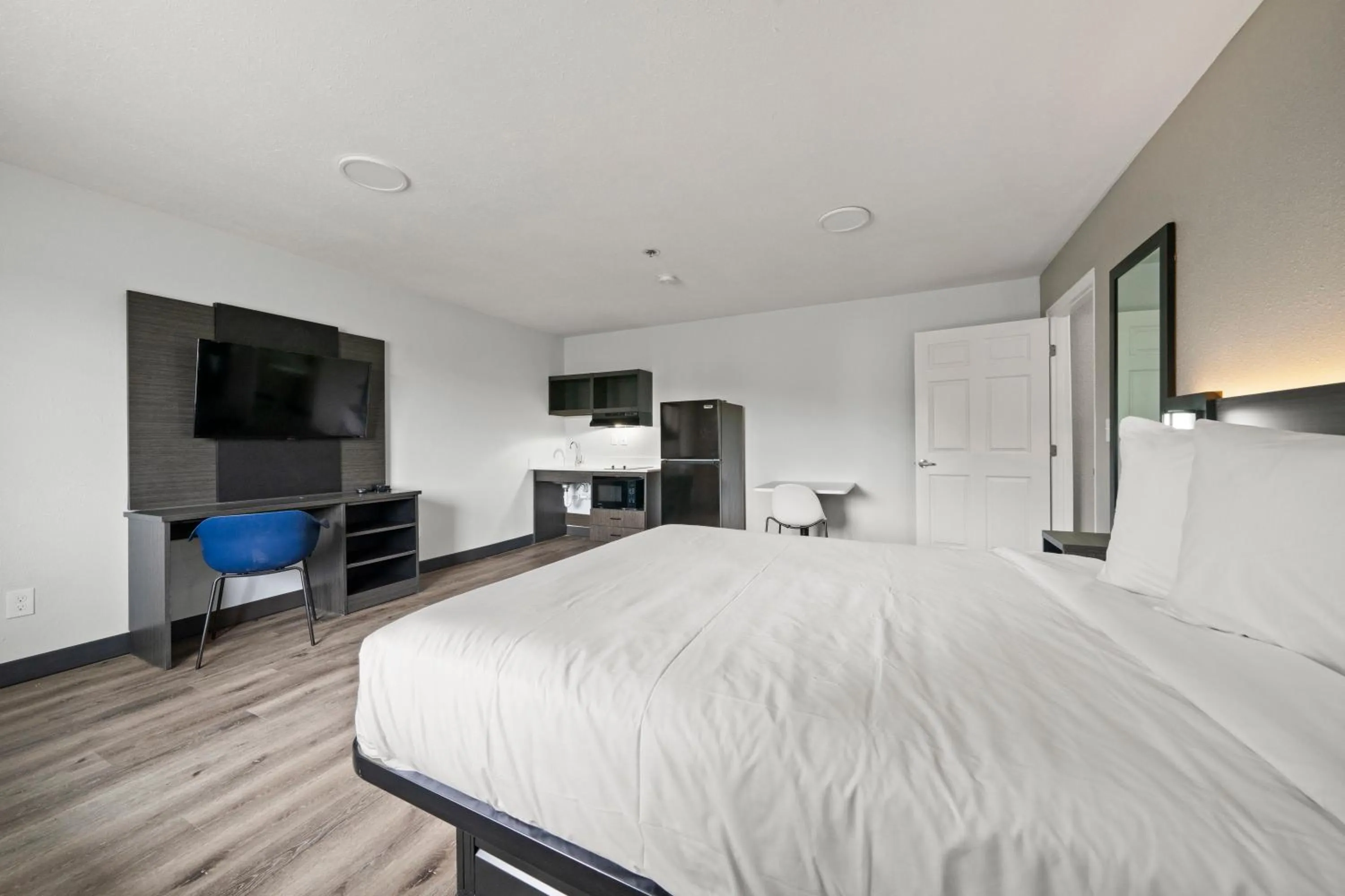 TV and multimedia, Bed in Efficiency Lodge Columbus