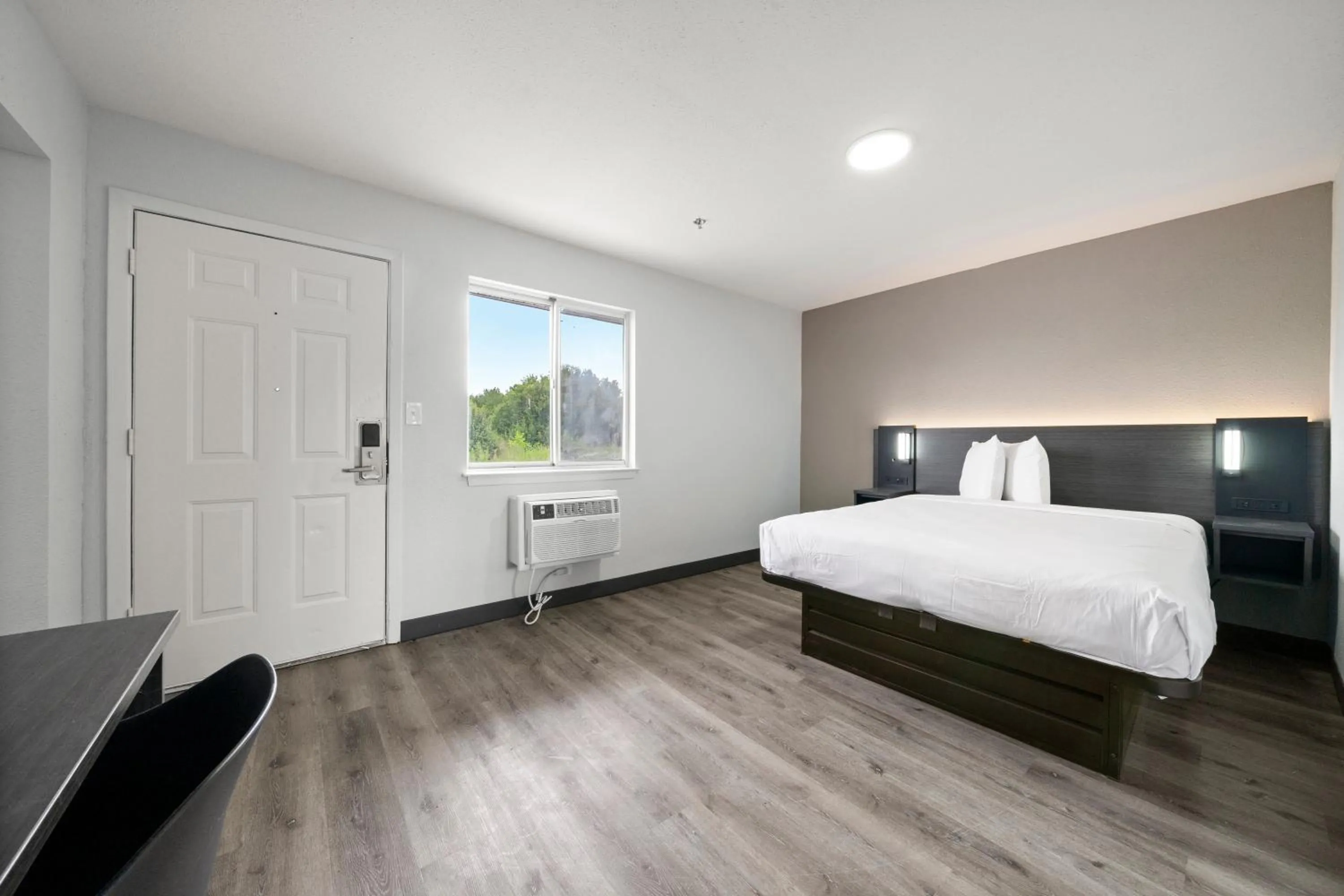 Bed in Efficiency Lodge Columbus