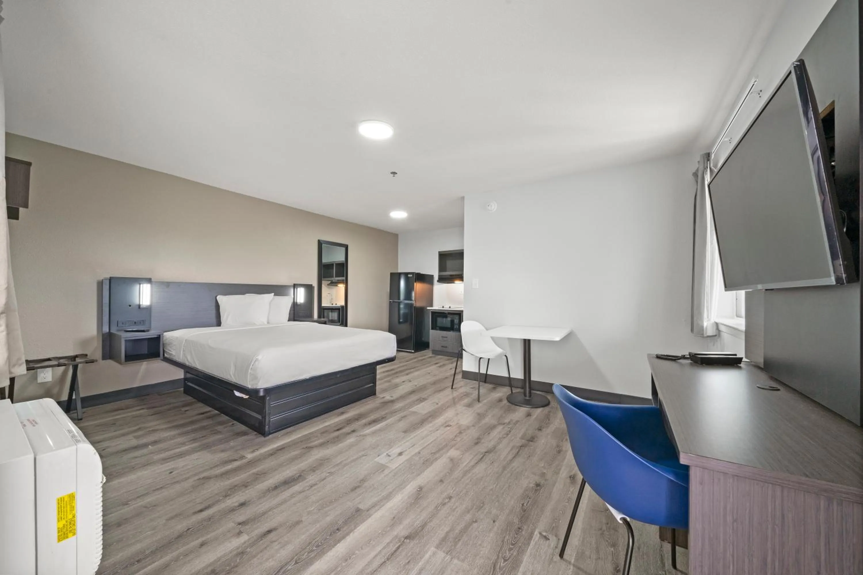 Bed in Efficiency Lodge Columbus