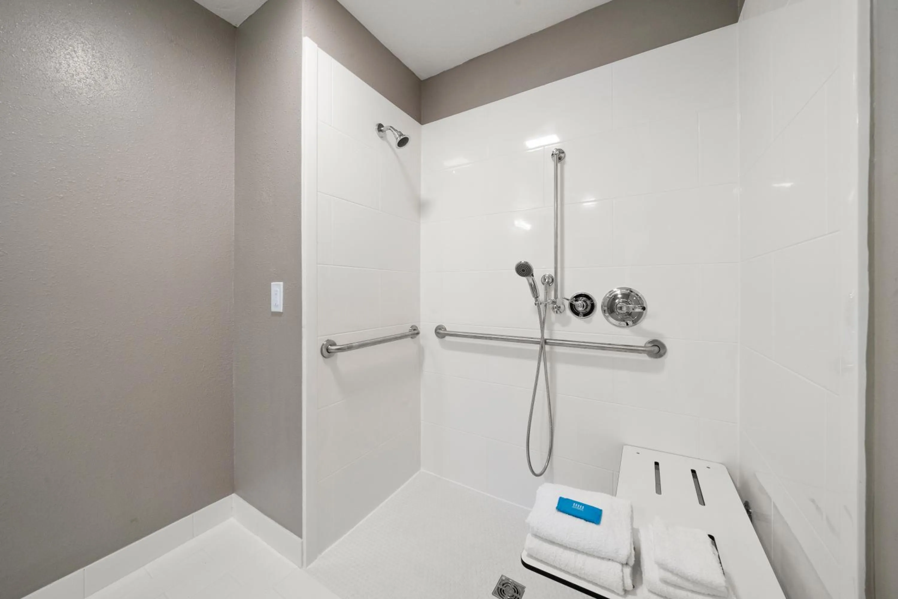 Shower in Efficiency Lodge Columbus