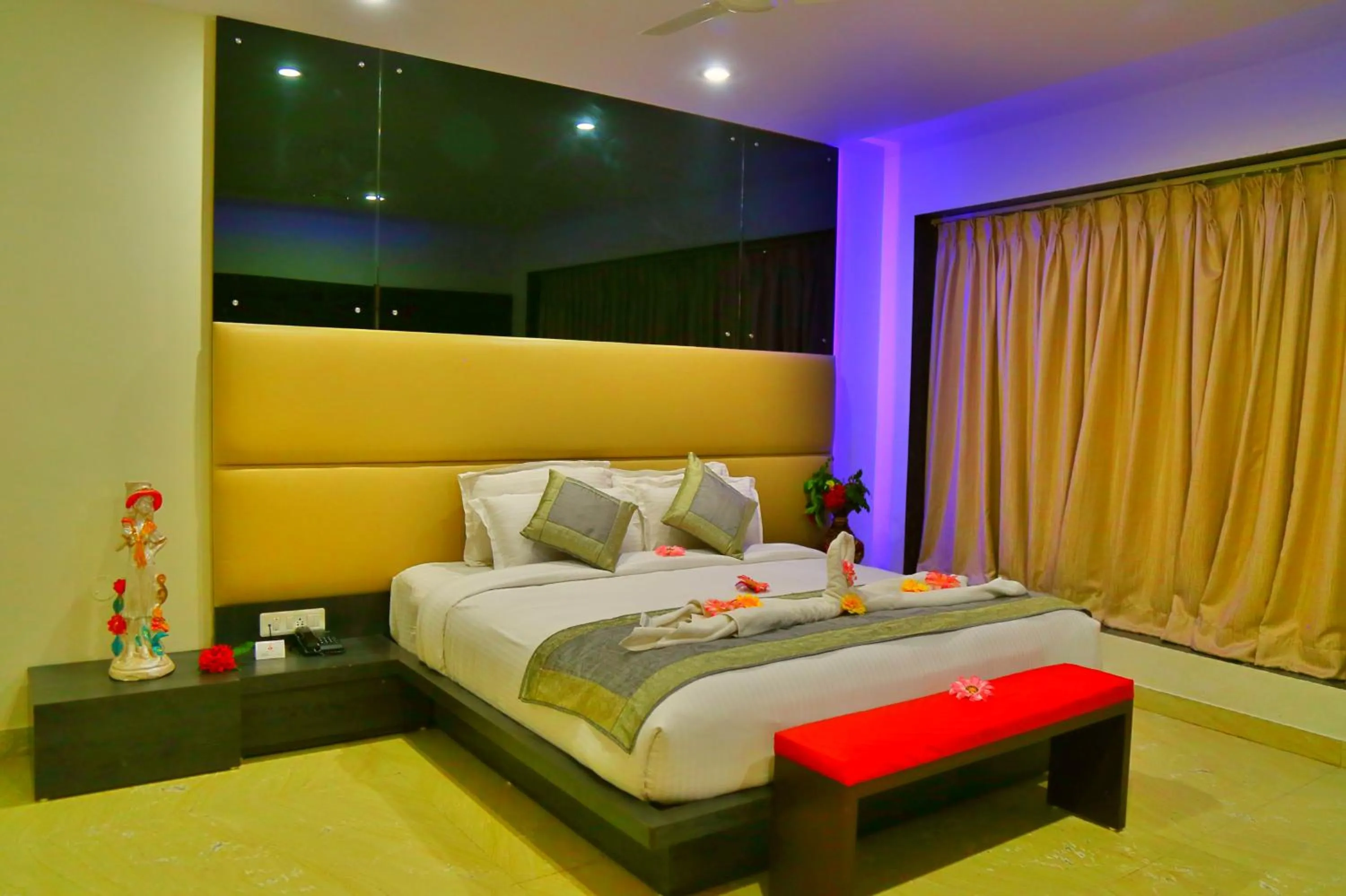 Photo of the whole room, Bed in Rubystone Shiv Vilas Palace