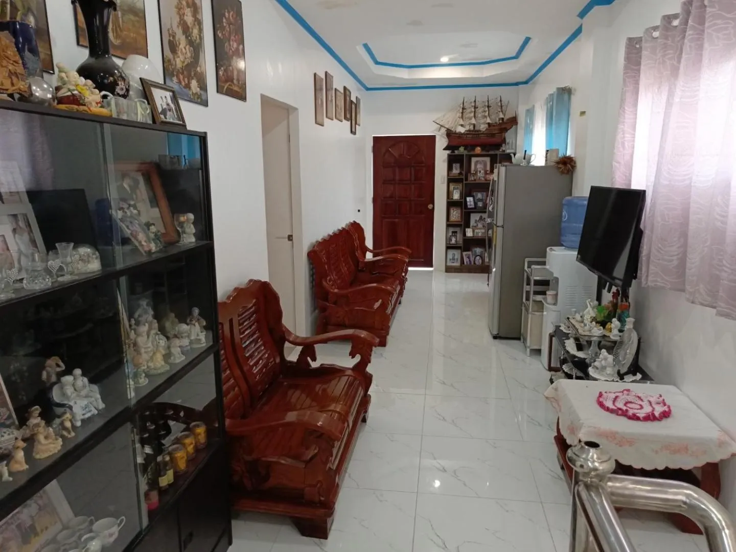 Communal lounge/ TV room in Drage Tourist Inn