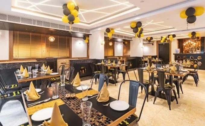 Restaurant/places to eat in Hotel Golden Plateau