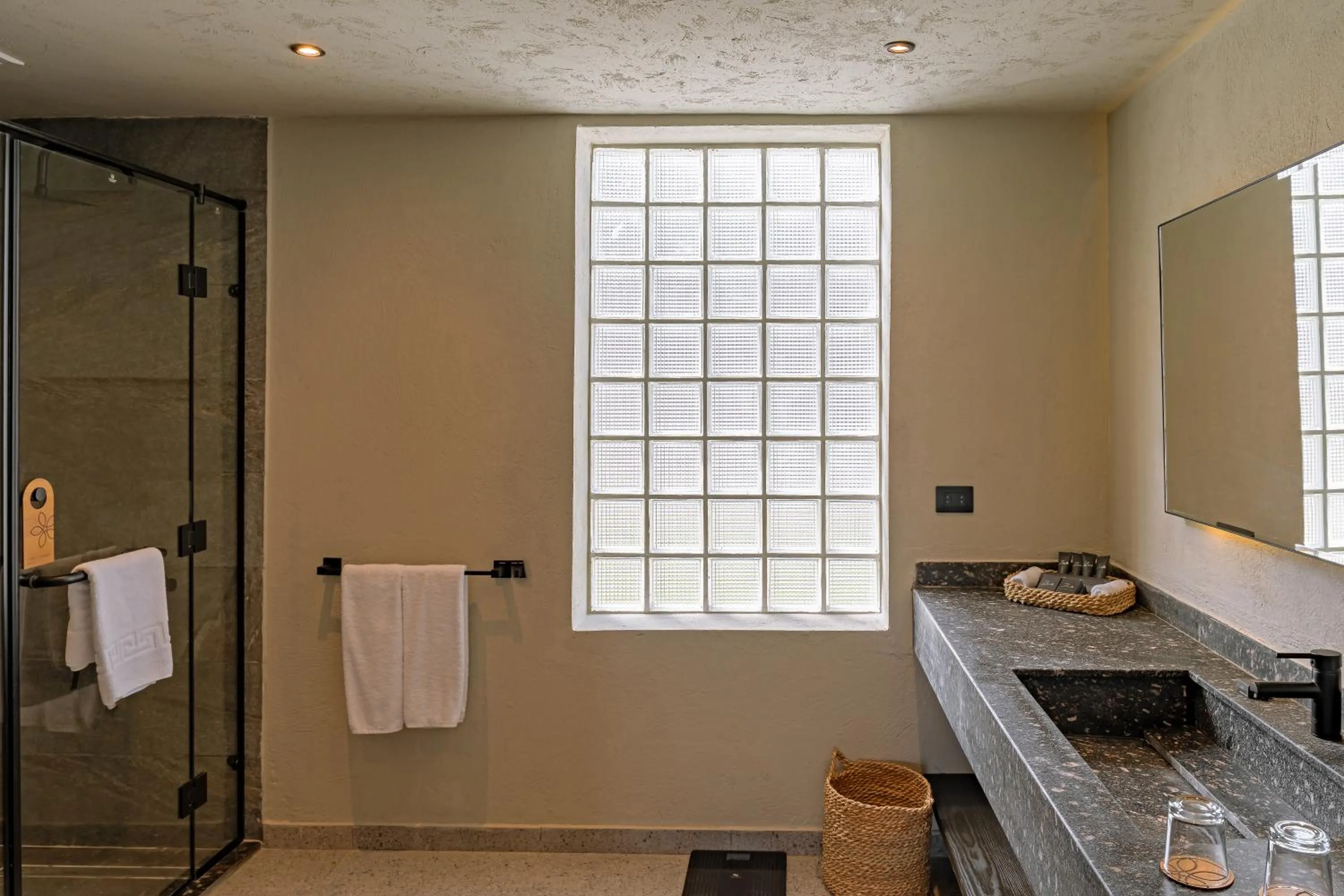 Shower in Sentido Naga Bay - Adults friendly