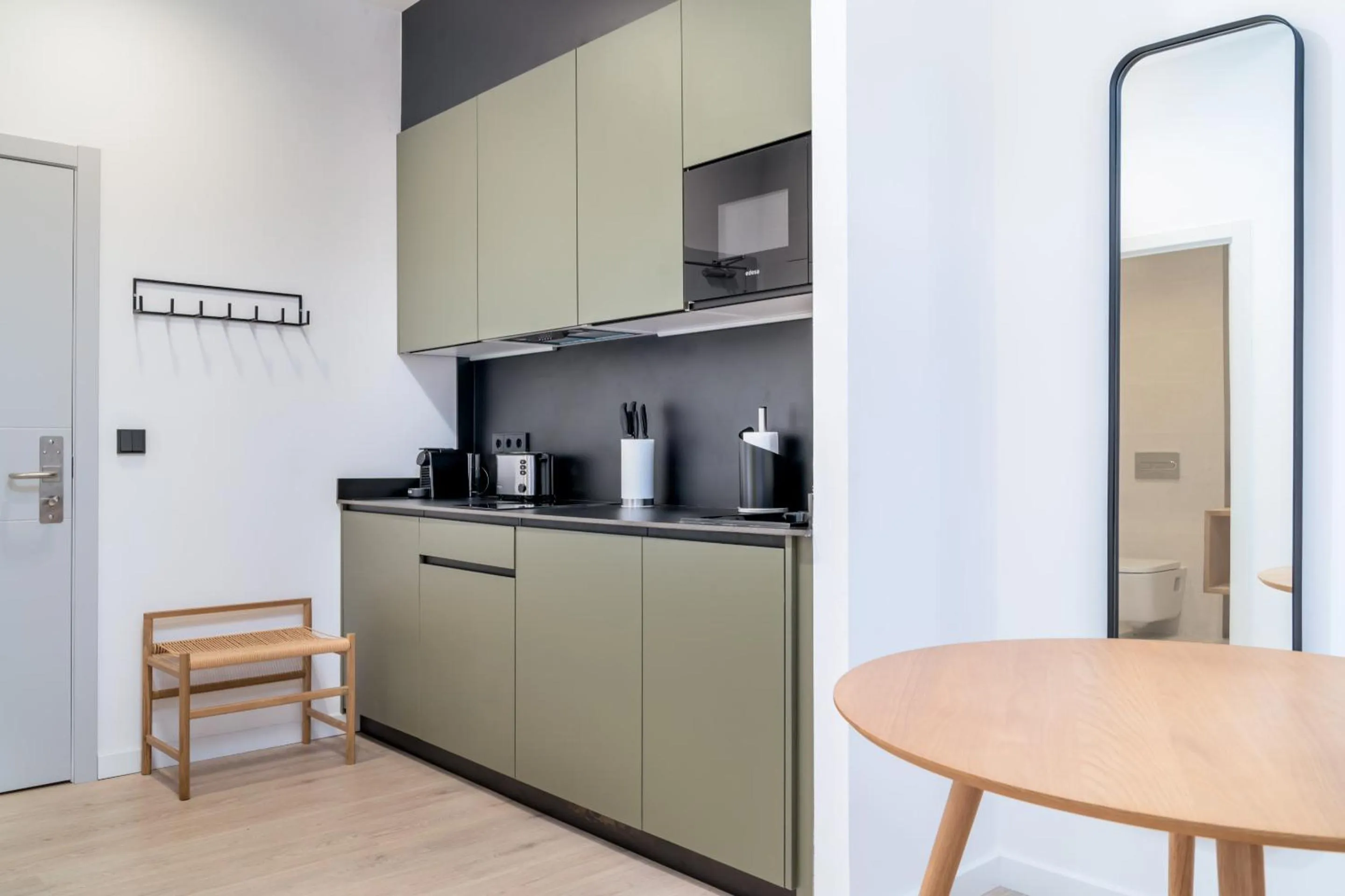 Kitchen or kitchenette in Limehome Santiago de Compostela