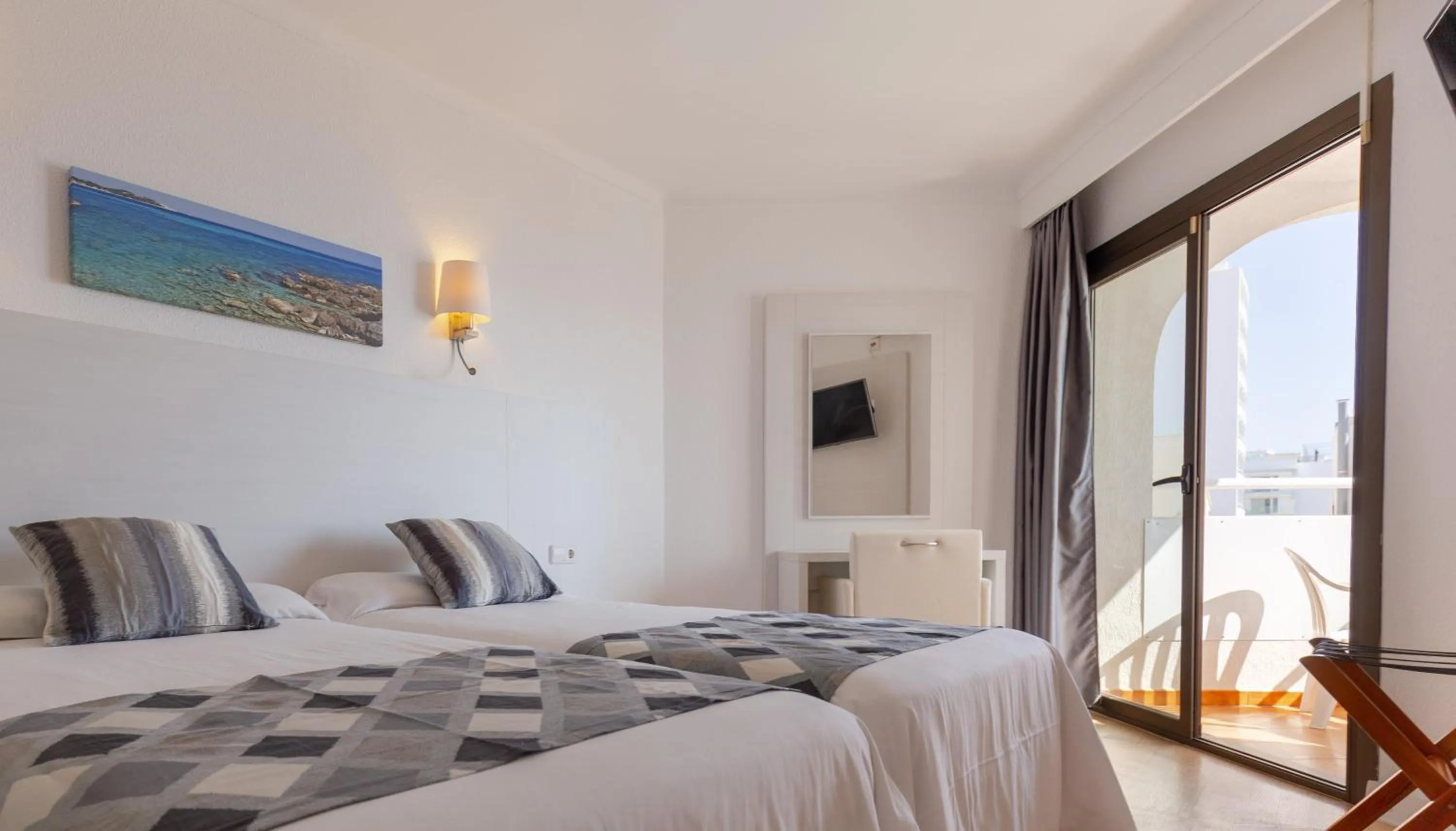 Photo of the whole room, Bed in R2 Veronica