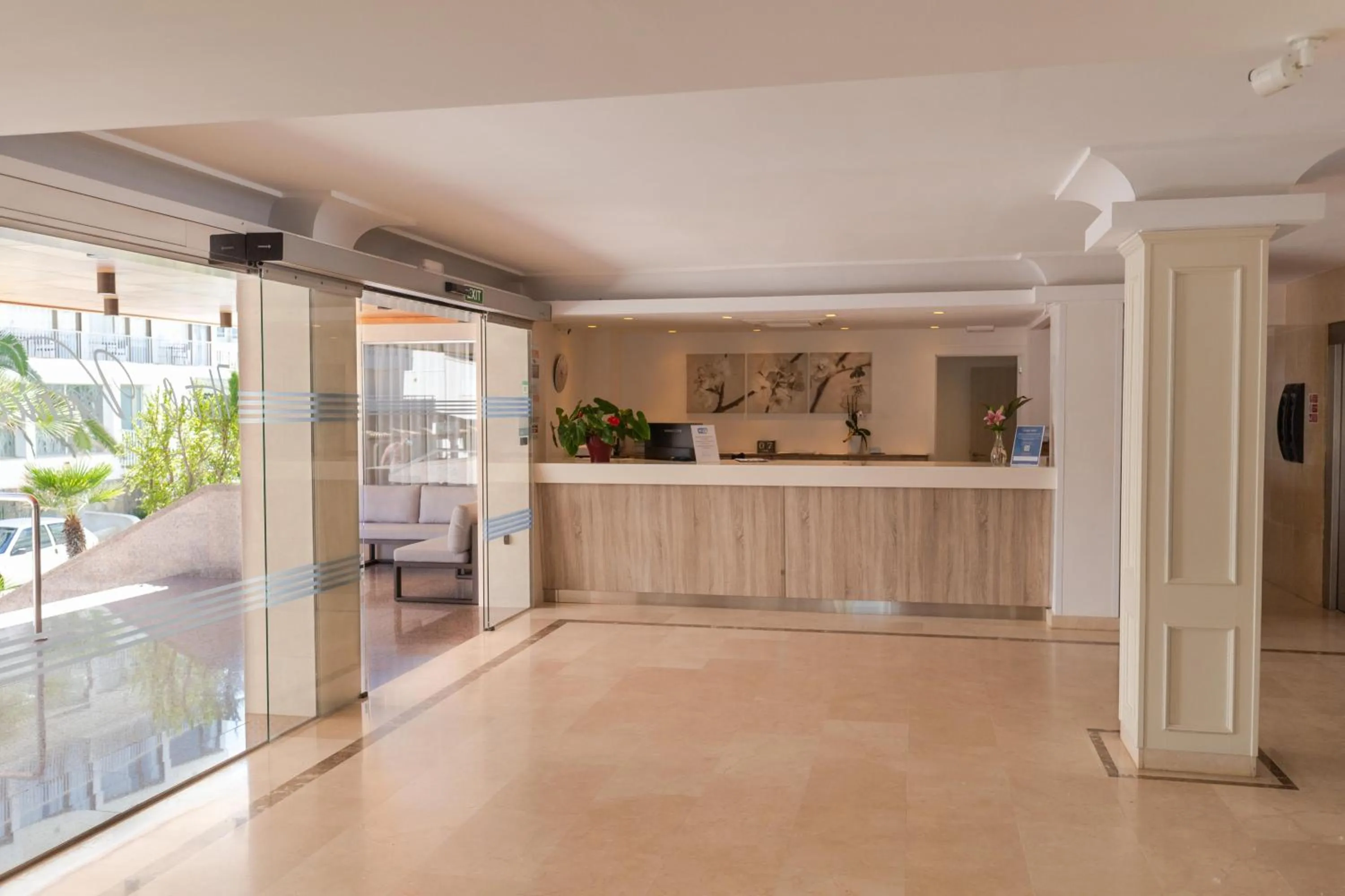 Lobby or reception in R2 Veronica