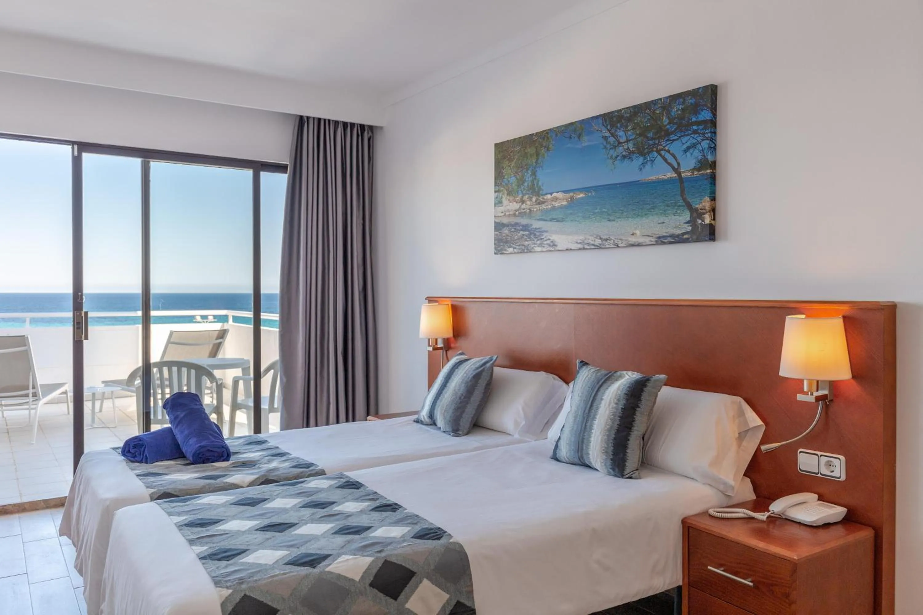 Photo of the whole room, Bed in R2 Veronica