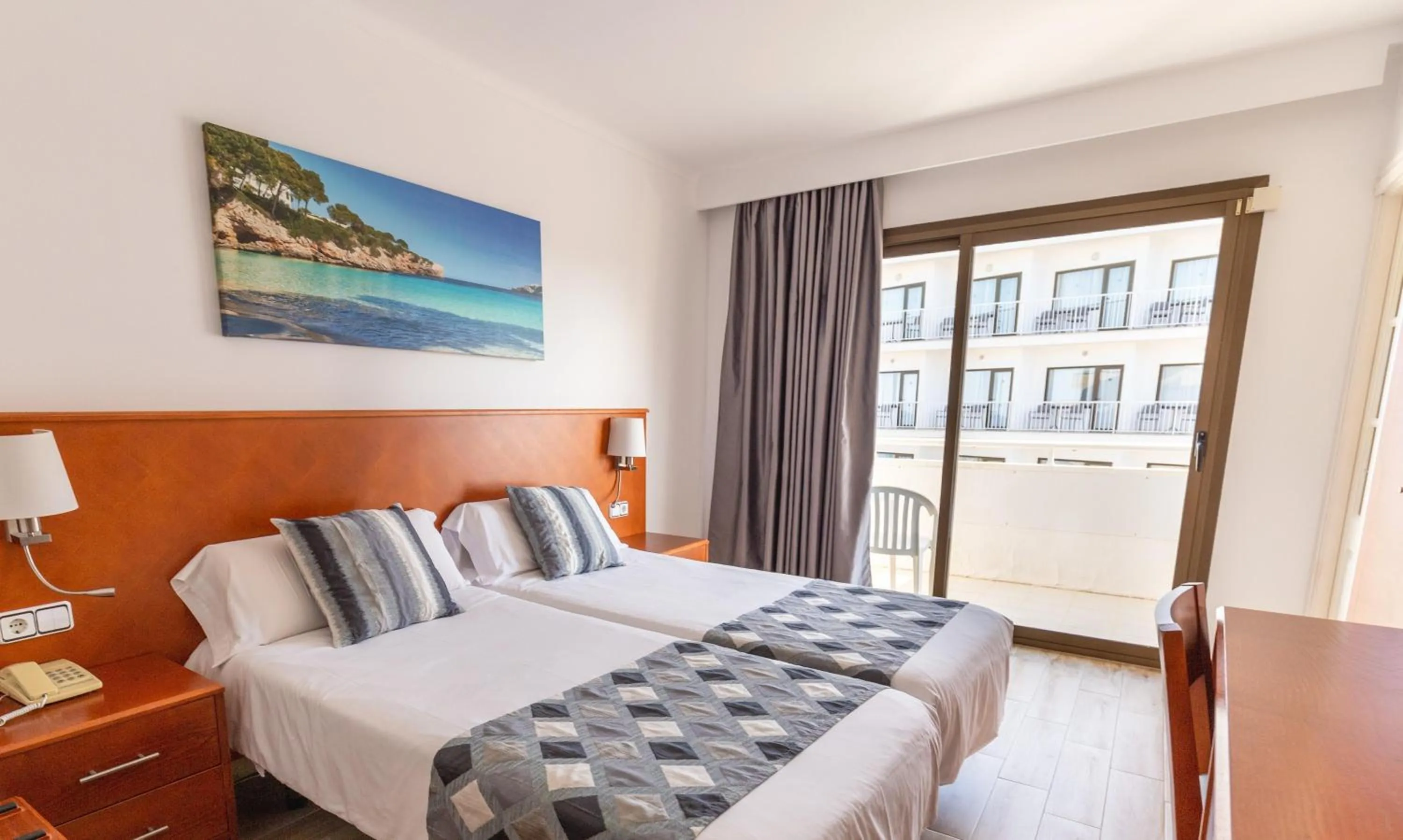 Photo of the whole room, Bed in R2 Veronica