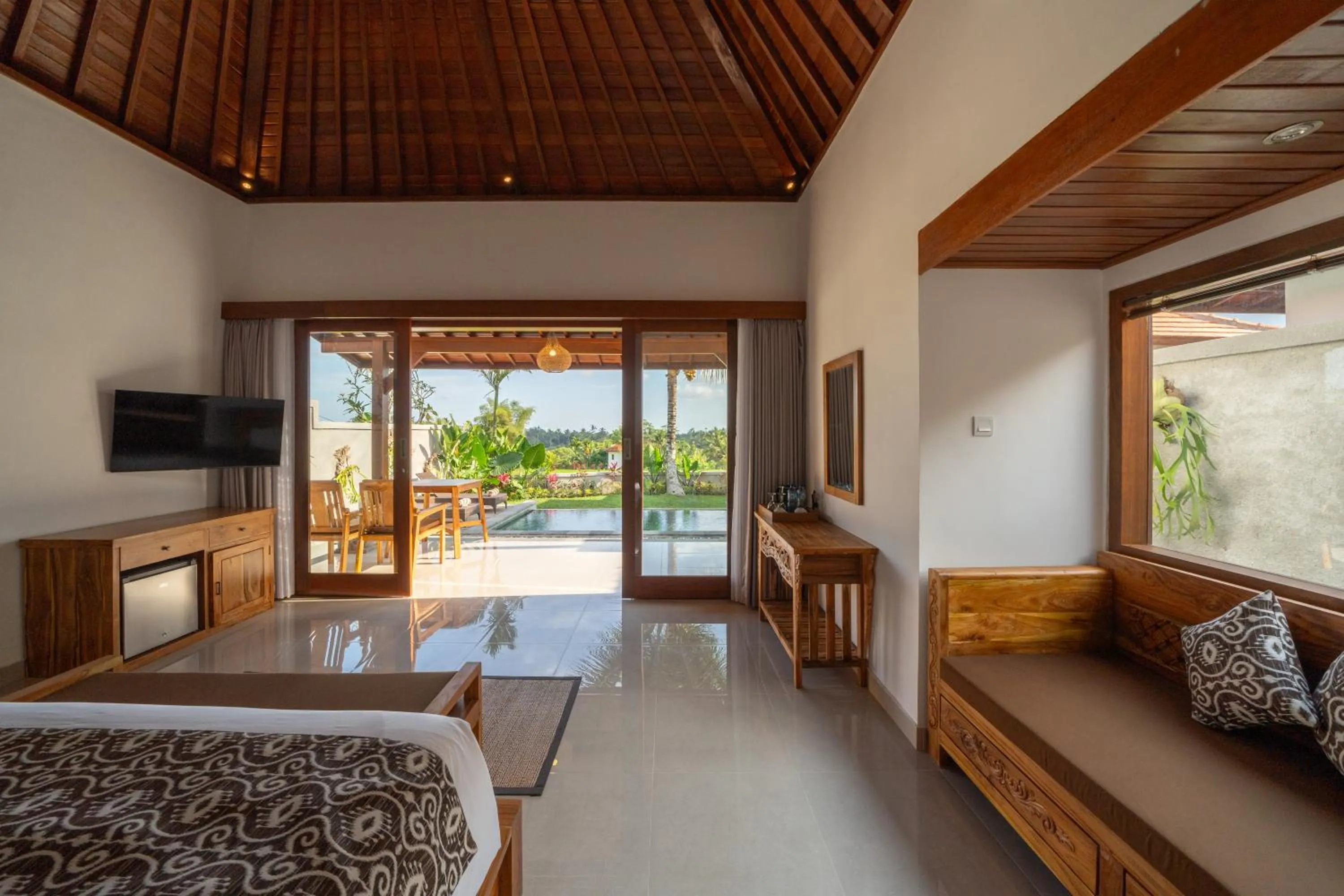 Communal lounge/ TV room, Bed in Kaki Uma Villa