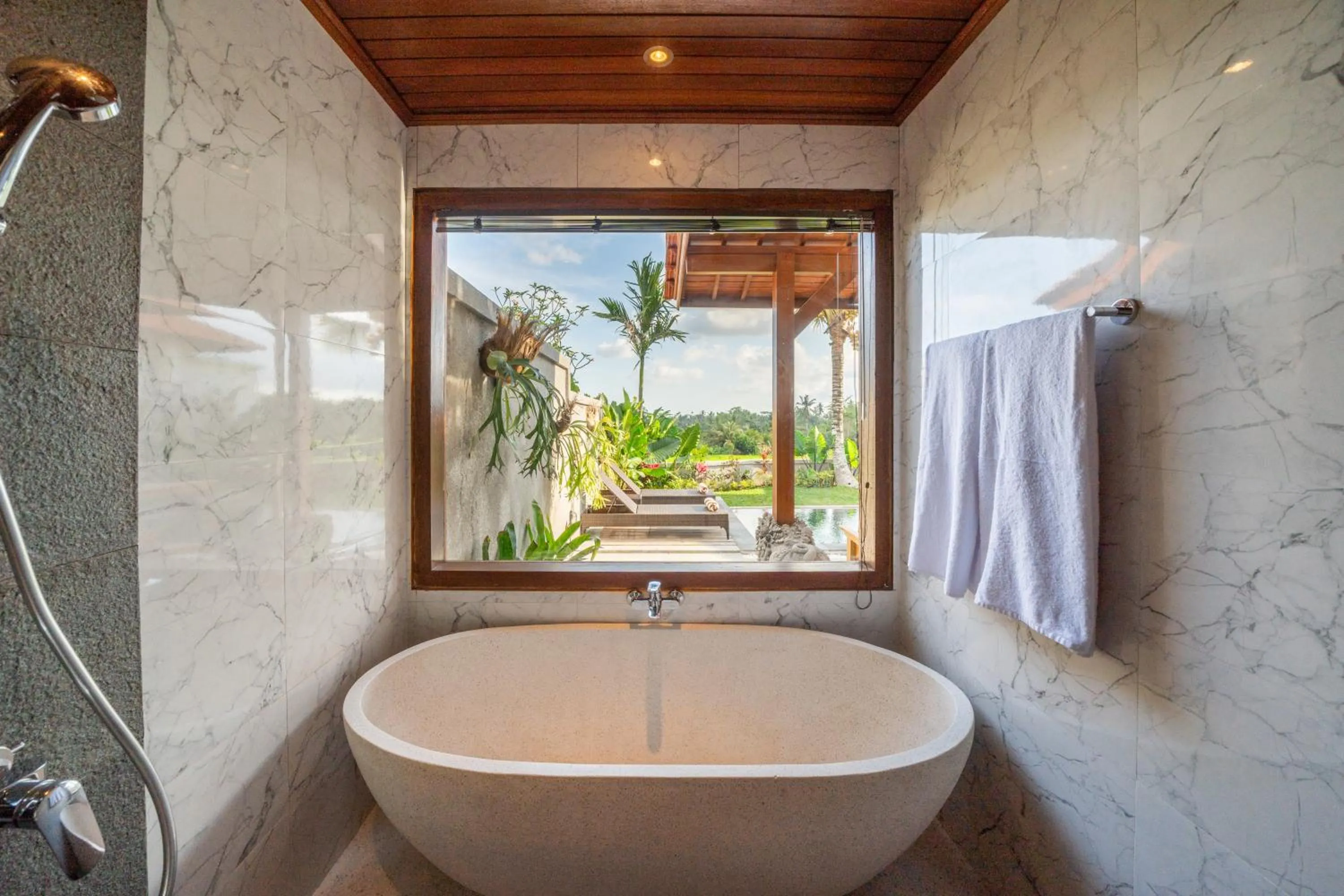 Shower in Kaki Uma Villa