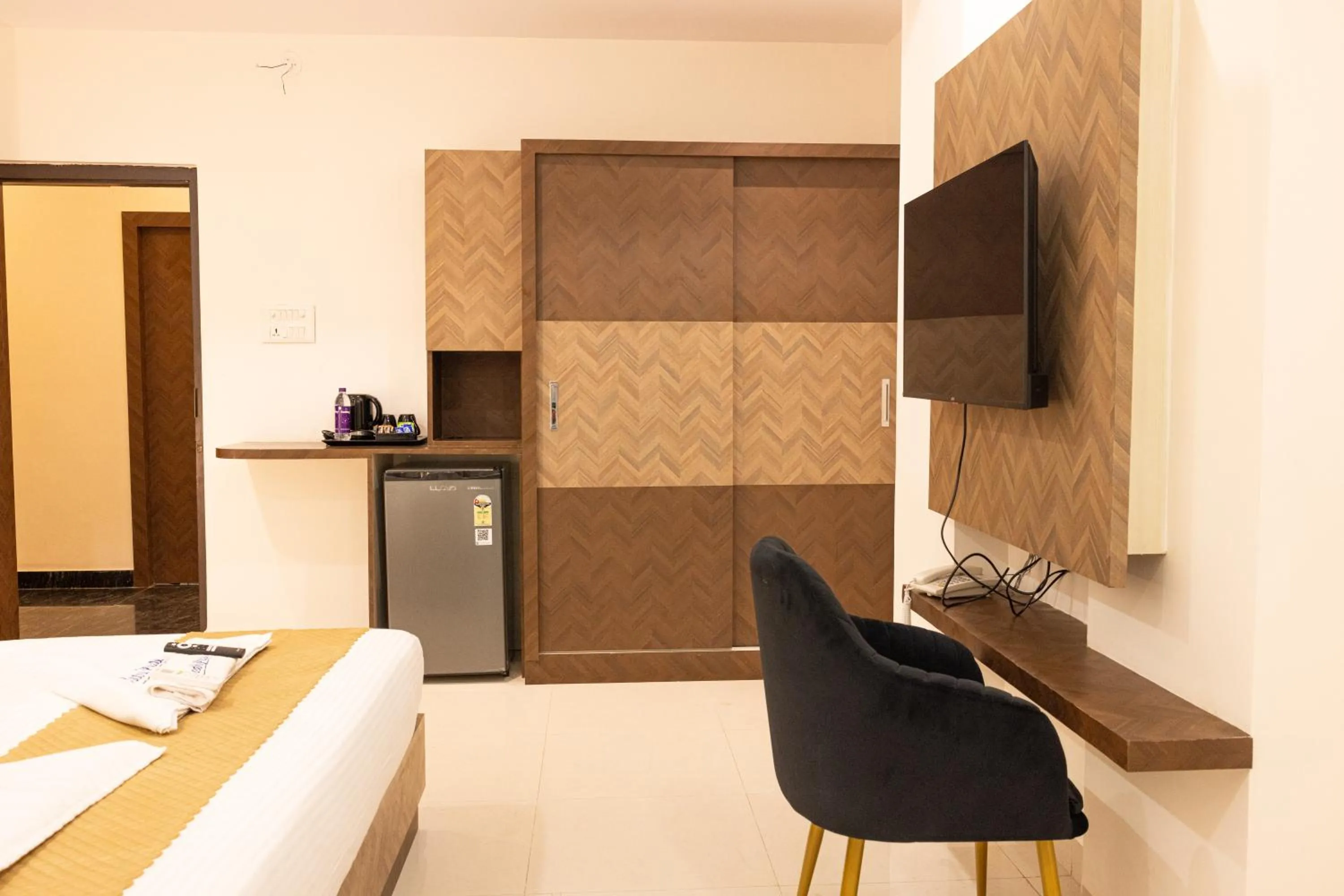 Communal lounge/ TV room, Bed in Hotel Radhe Pride Hitech City
