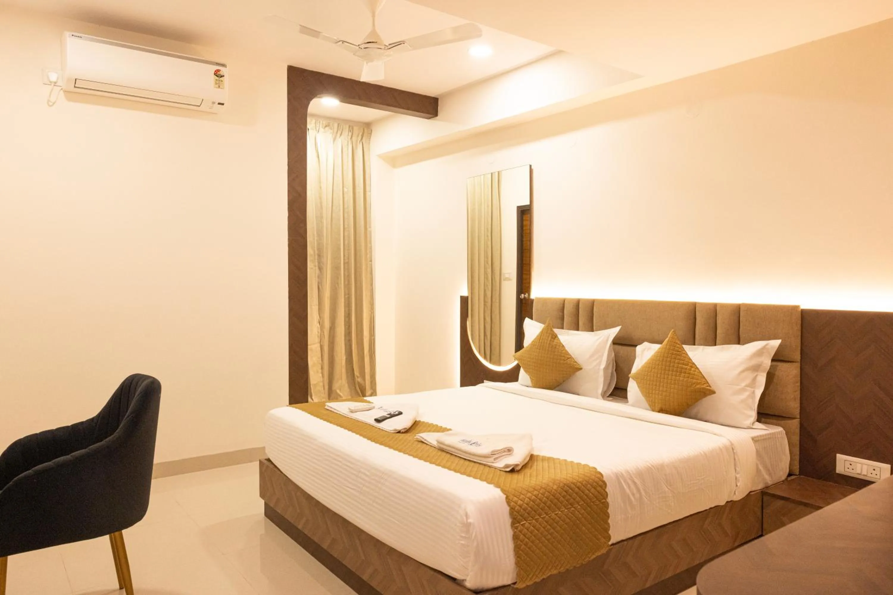 Living room, Bed in Hotel Radhe Pride Hitech City