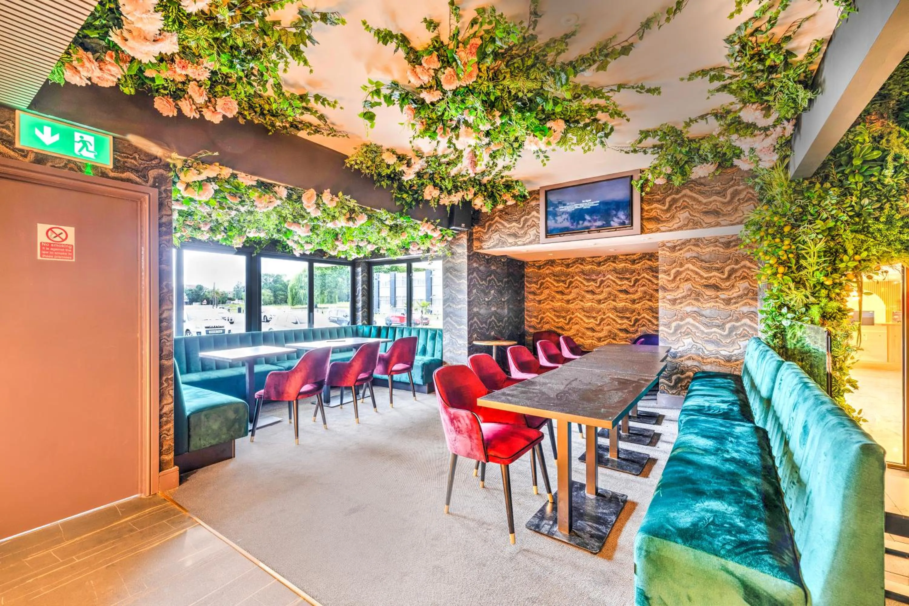 Lounge or bar in Palms Hotel & Retreat By Palette London Romford
