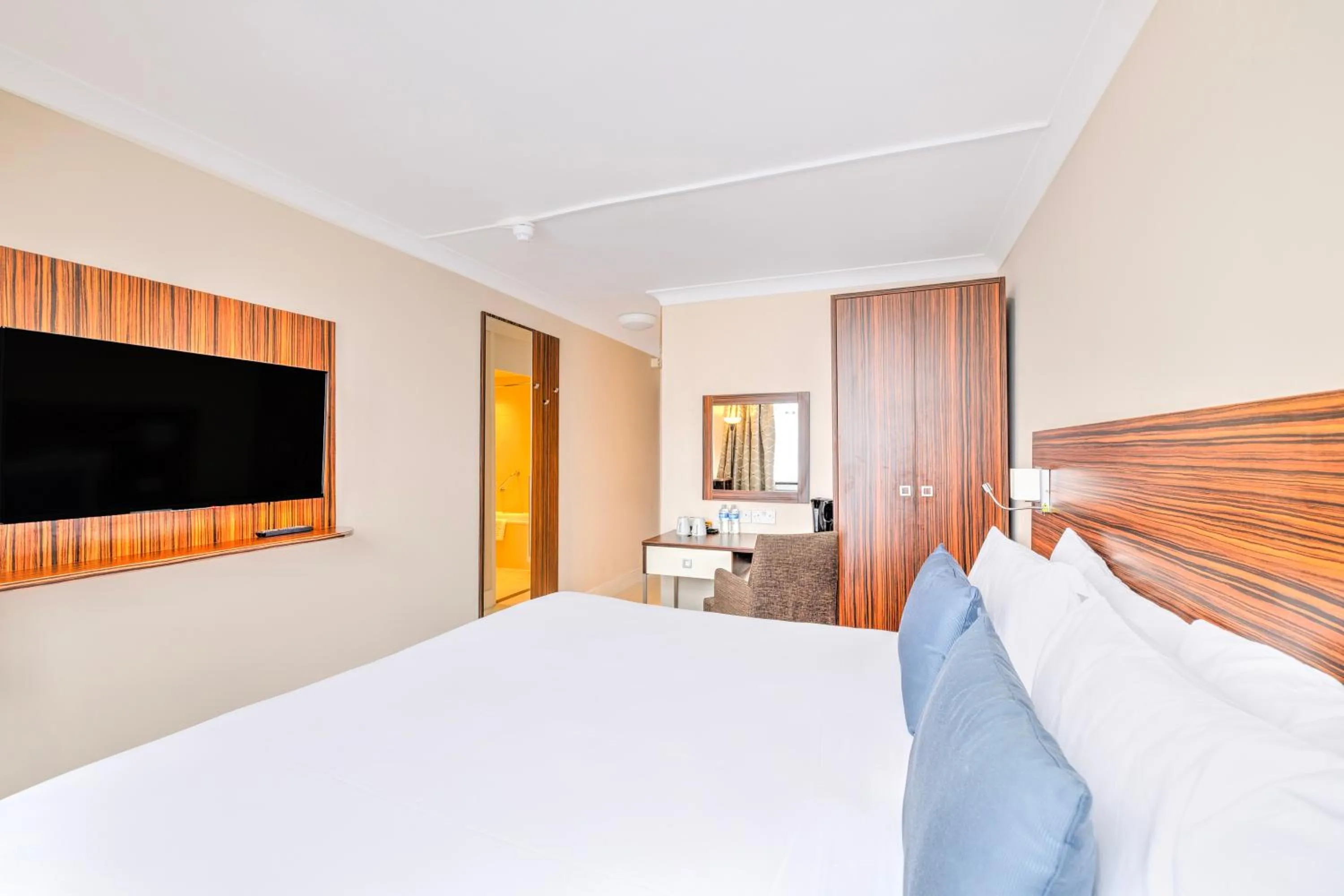 Bedroom, Bed in Palms Hotel & Retreat By Palette London Romford