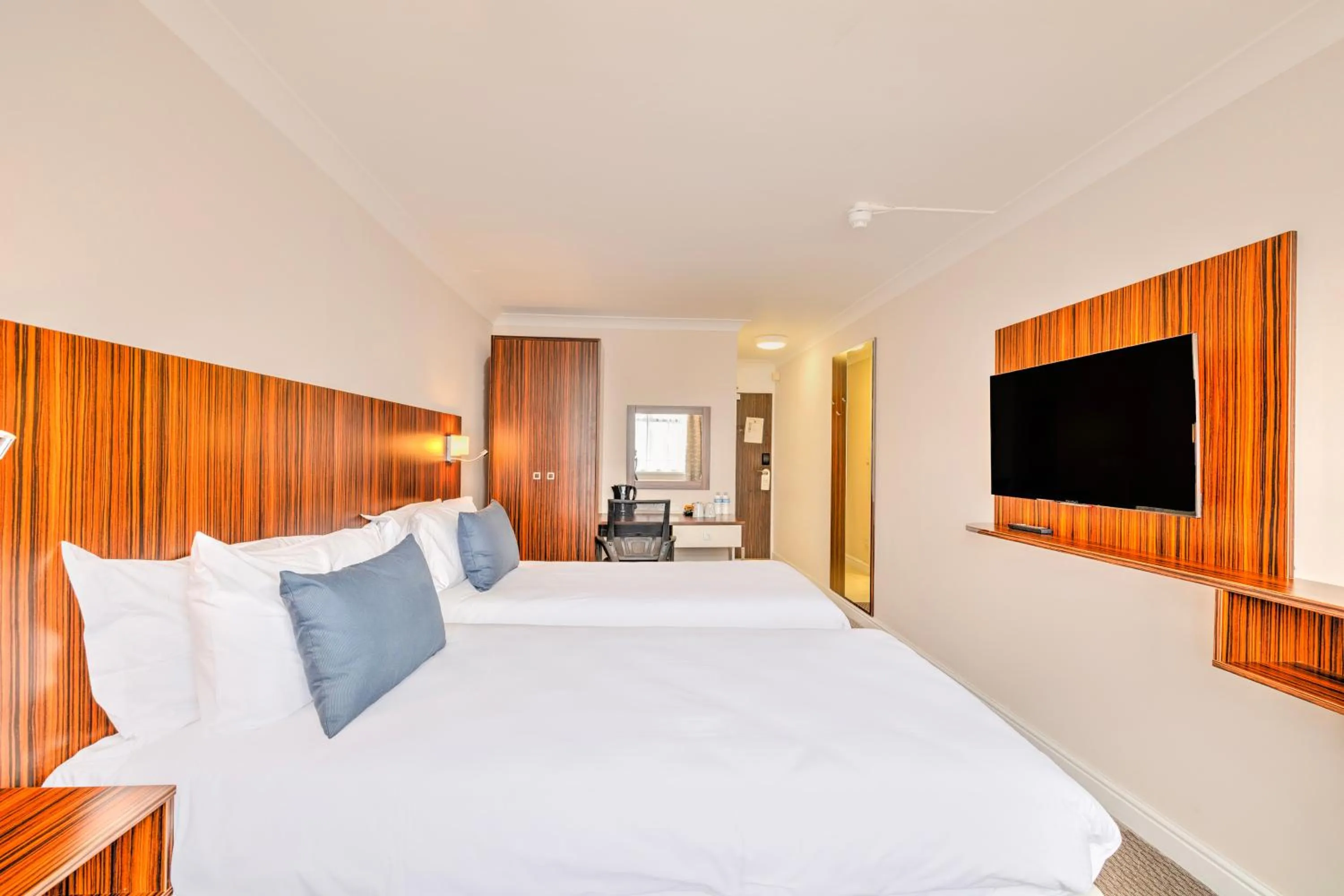 Bed in Palms Hotel & Retreat By Palette London Romford